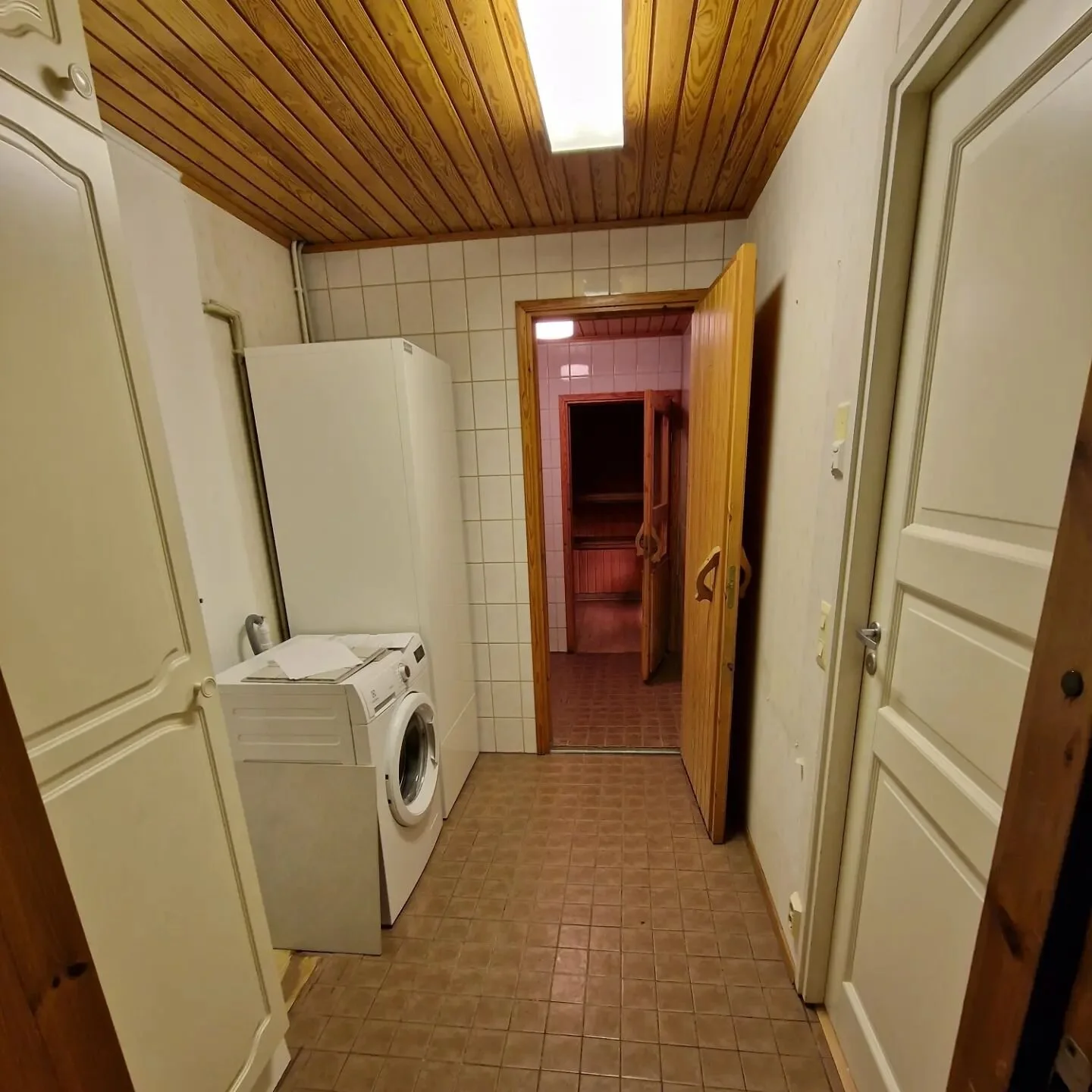 T&auml;h&auml;n asuntoon tehtiin perusteellinen m&auml;rk&auml;tilaremontti johon KaikenLaine toteutti vedeneritys-, laatoitus- ja s&auml;hk&ouml;ty&ouml;t..ja tietysti purkuty&ouml;t ja muuta oheisty&ouml;t&auml;🫡