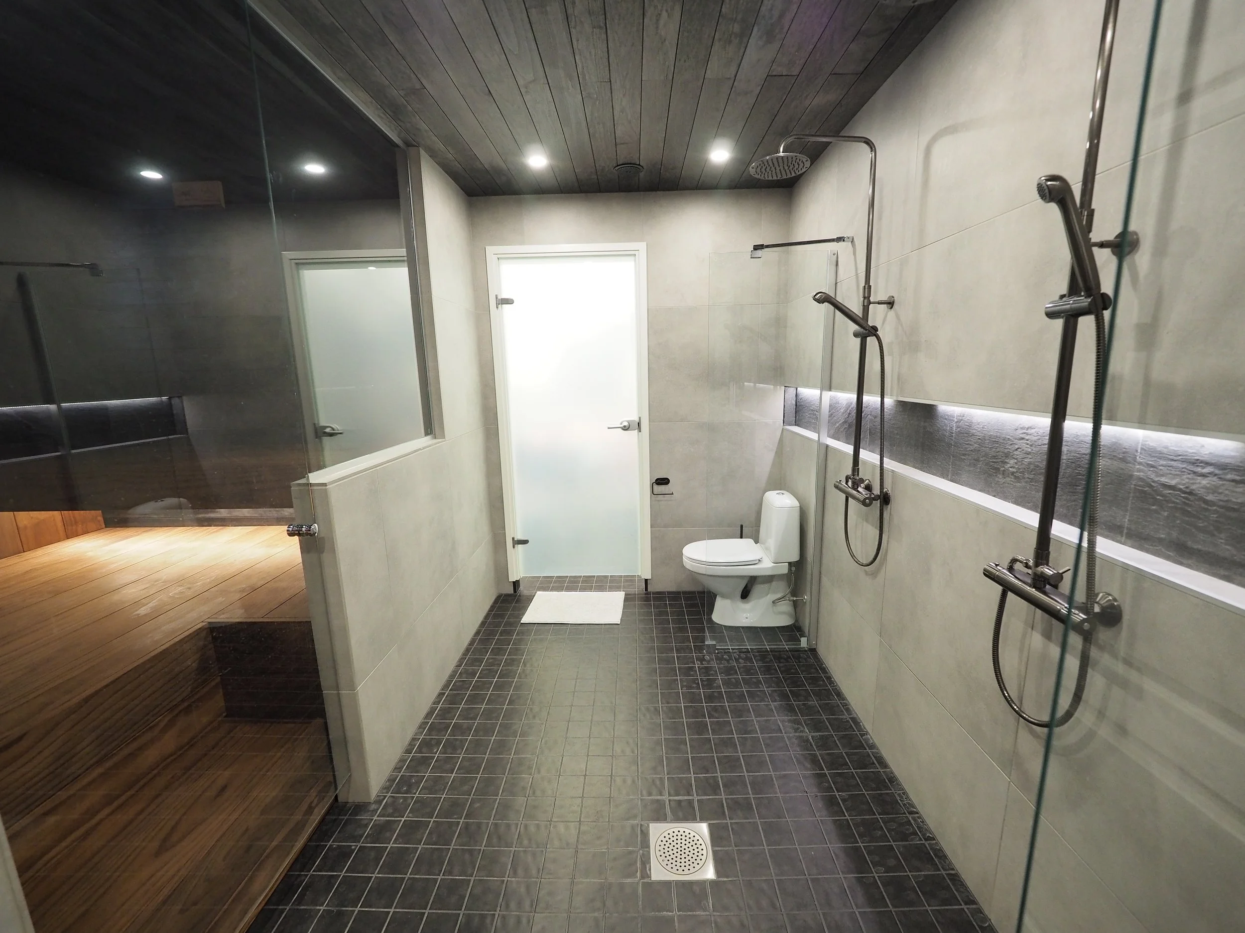 Kylpyhuoneen laatoitus