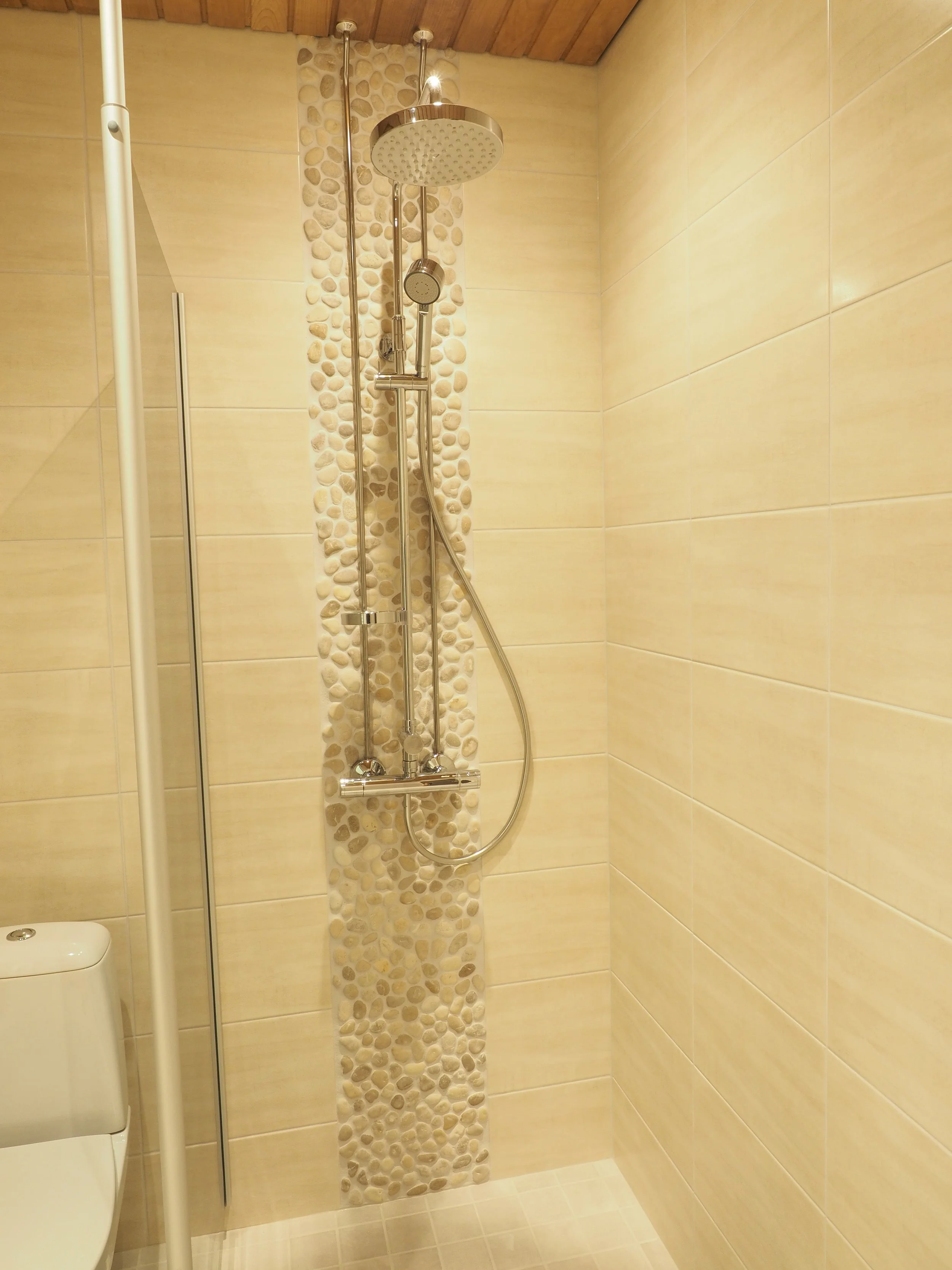 Kylpyhuoneen laatoitus Pori