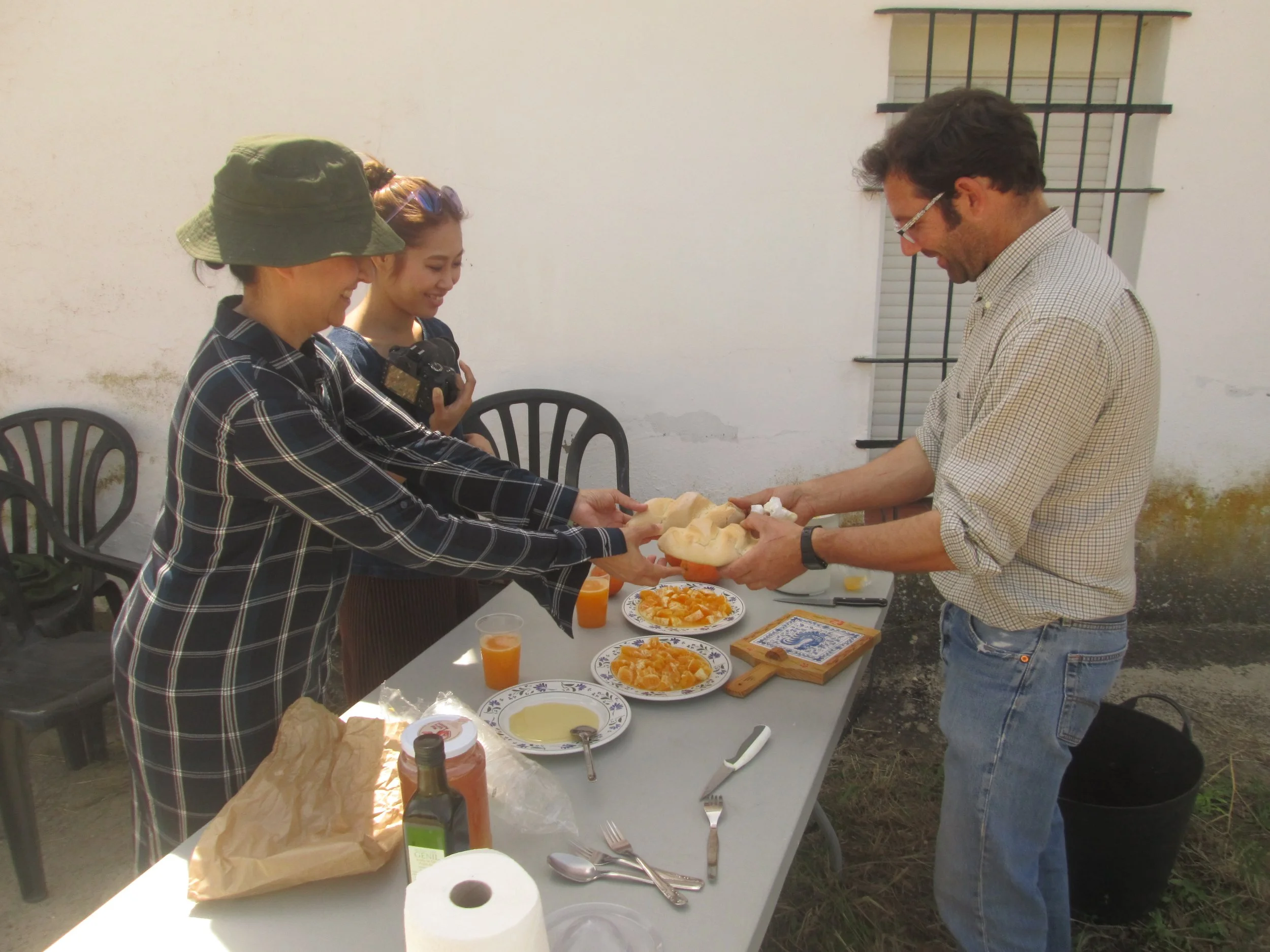 Cesar dcha-degustndo cadeneras con visita.JPG