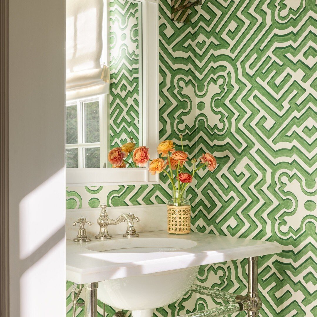 Wallpaper Wednesday! Wallpaper is really making a comeback and I am very much here for it! It's something I've always adored working with in my designs and thrilled it's a resurgence-love how playful @cole_and_son_wallpapers print makes a petite powd