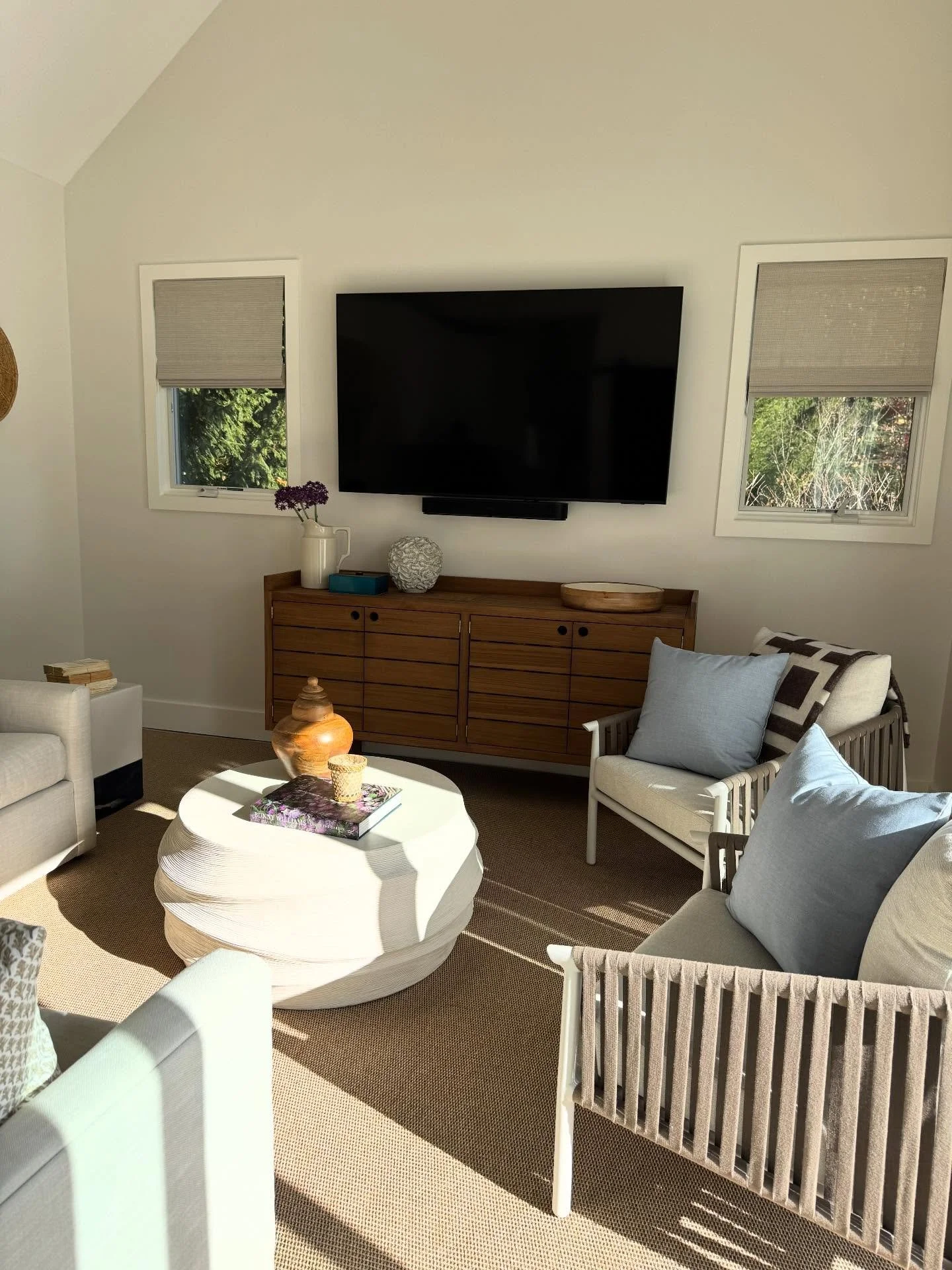 When a pipe burst and flooded our client&rsquo;s pool house, we were called in to bring it back to life. Swipe to see the before and after. 

@jenniferkilgallendesign 
@schwartzdesignshowroom 

#poolhousedesign #refineddesign #timelesshomedesign #sum