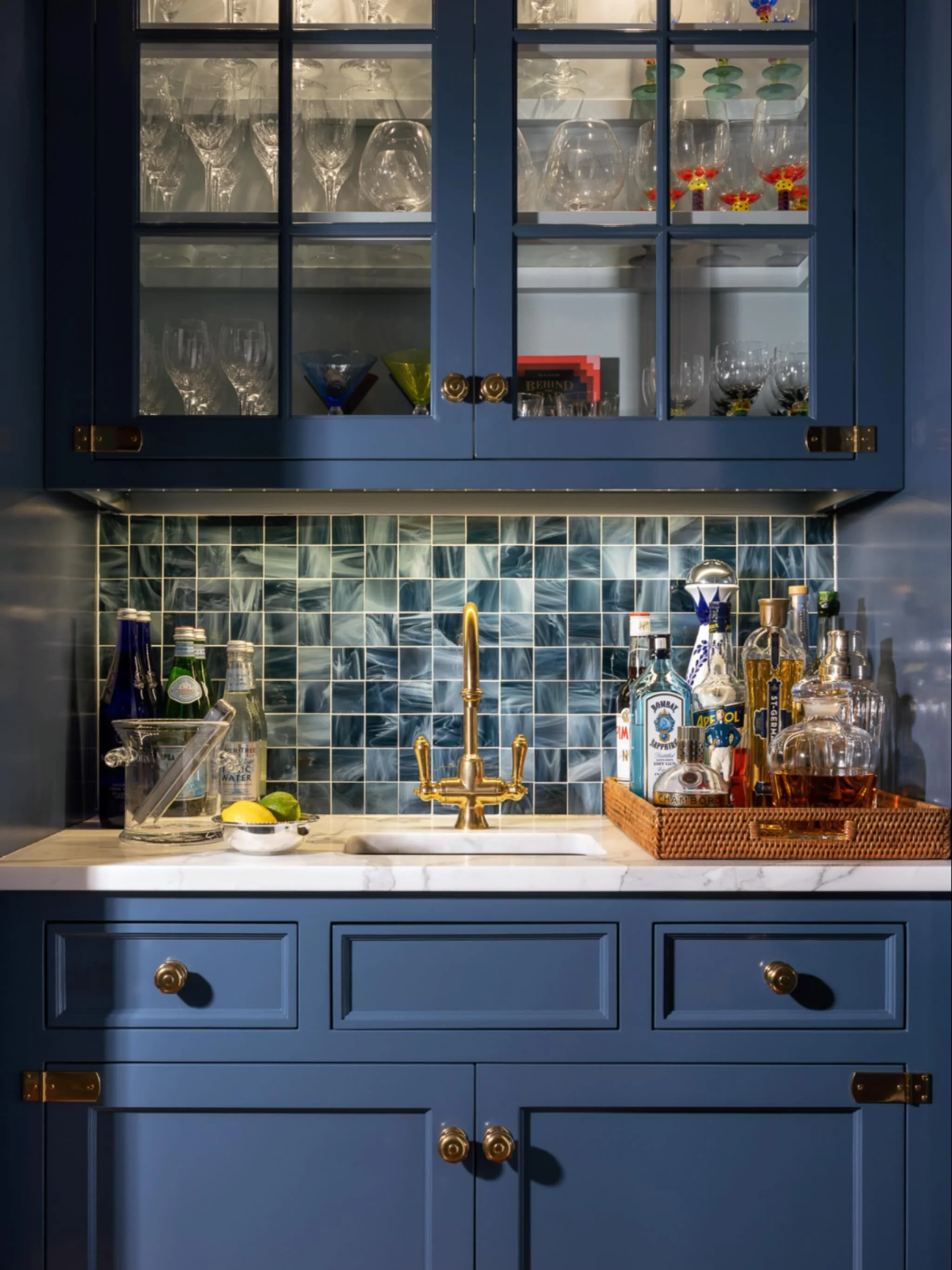 Holiday vibes, perfectly poured. Stock your bar for the season and toast to the good times ahead!

 @jenniferkilgallendesign 

#holidayentertaining  #summitinteriordesign #holidaycheer #interiordesign #homebardesign #cozycorners #timelessinteriors #n