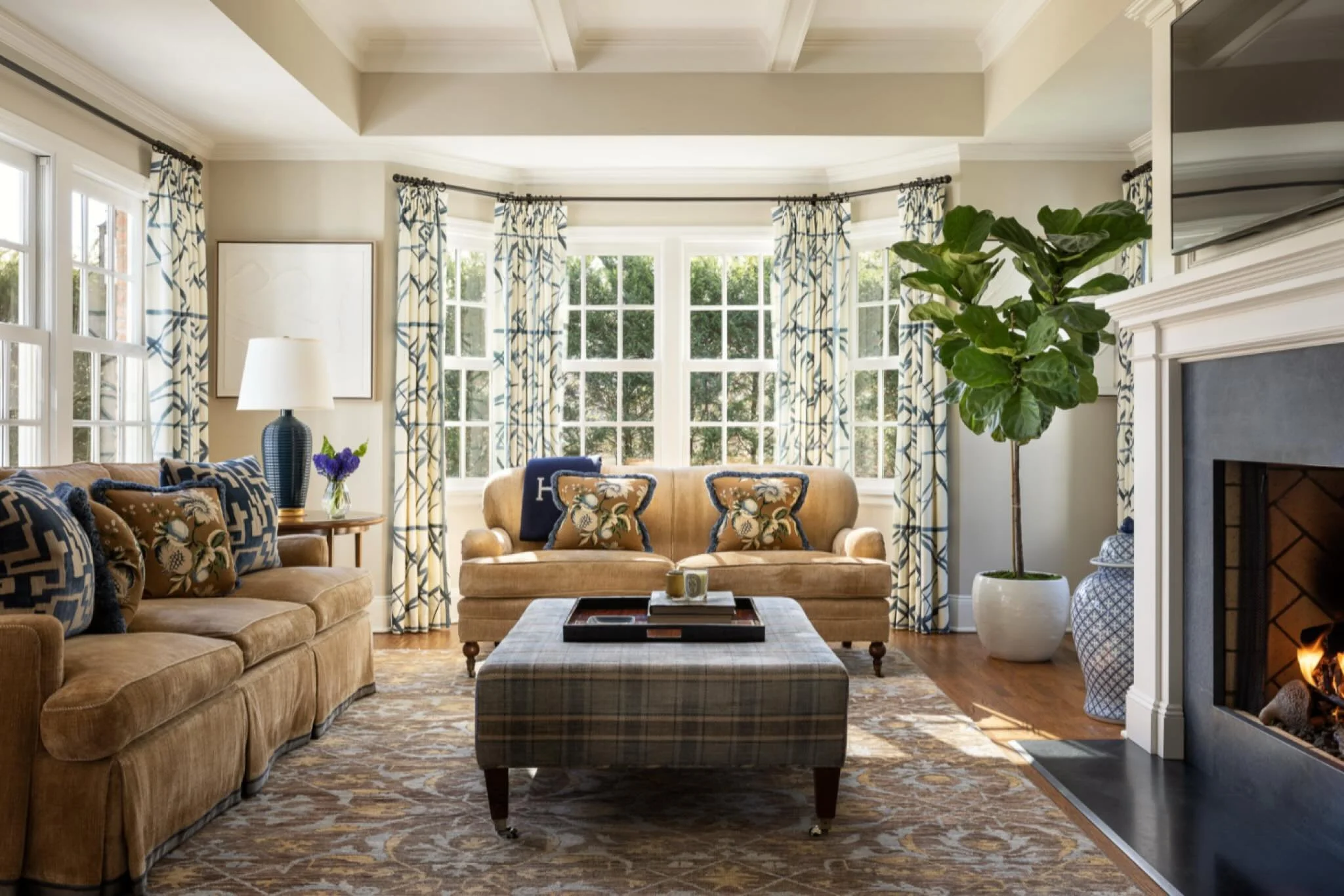 Warm light, soft textures, and all the little details that make a house feel like home this season.

#timelessinteriors #livingroom #layeredtextures #warminteriors #homedetails #elevatedliving #seasonalstyle #customfurniture #couch #rug #ottoman #lee