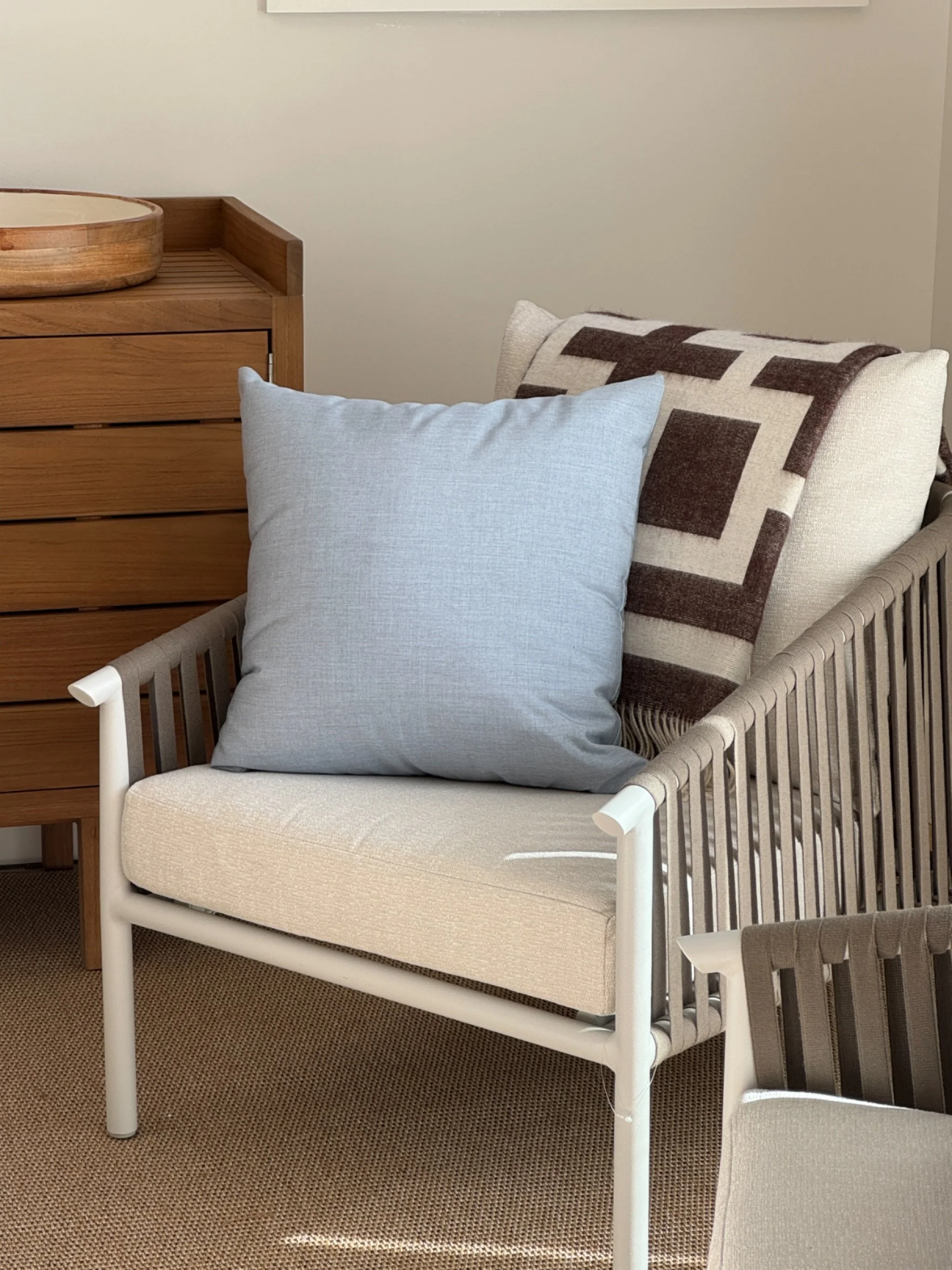 Layered tones, soft textures, and the warmth of teak coming through in the details. Blue and brown&mdash;timeless, balanced, and quietly refined.

Styling: @jbt_styles 
Design: @jenniferkilgallendesign 

#poolhousedesign #njinteriordesign #blueandbro