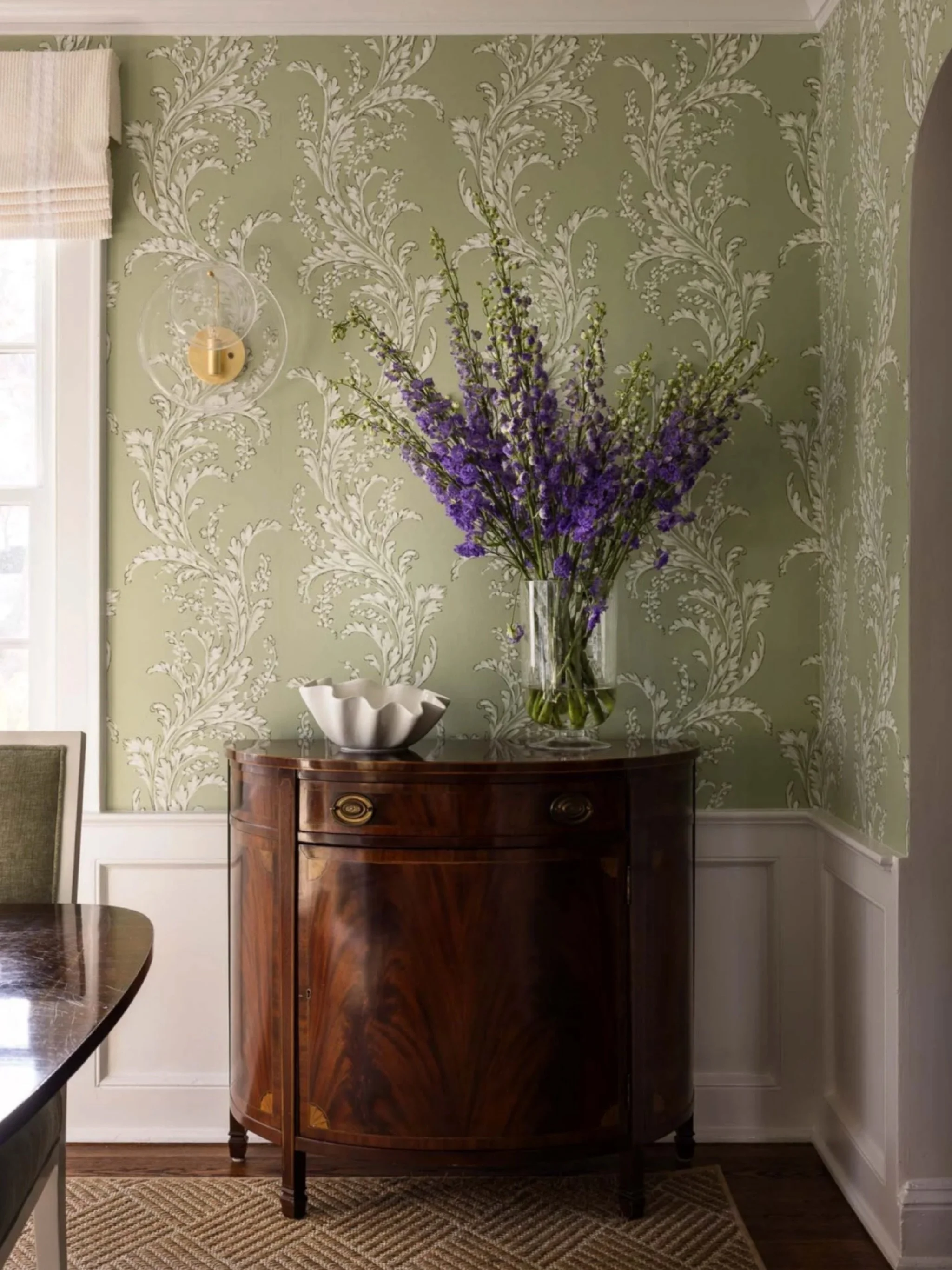 Wallpaper Wednesday: We love layering patterns and textures for timeless style. 

#wallpaperwednesday #timelessinteriors #diningroom #wallpaperdesign #summitdesigner