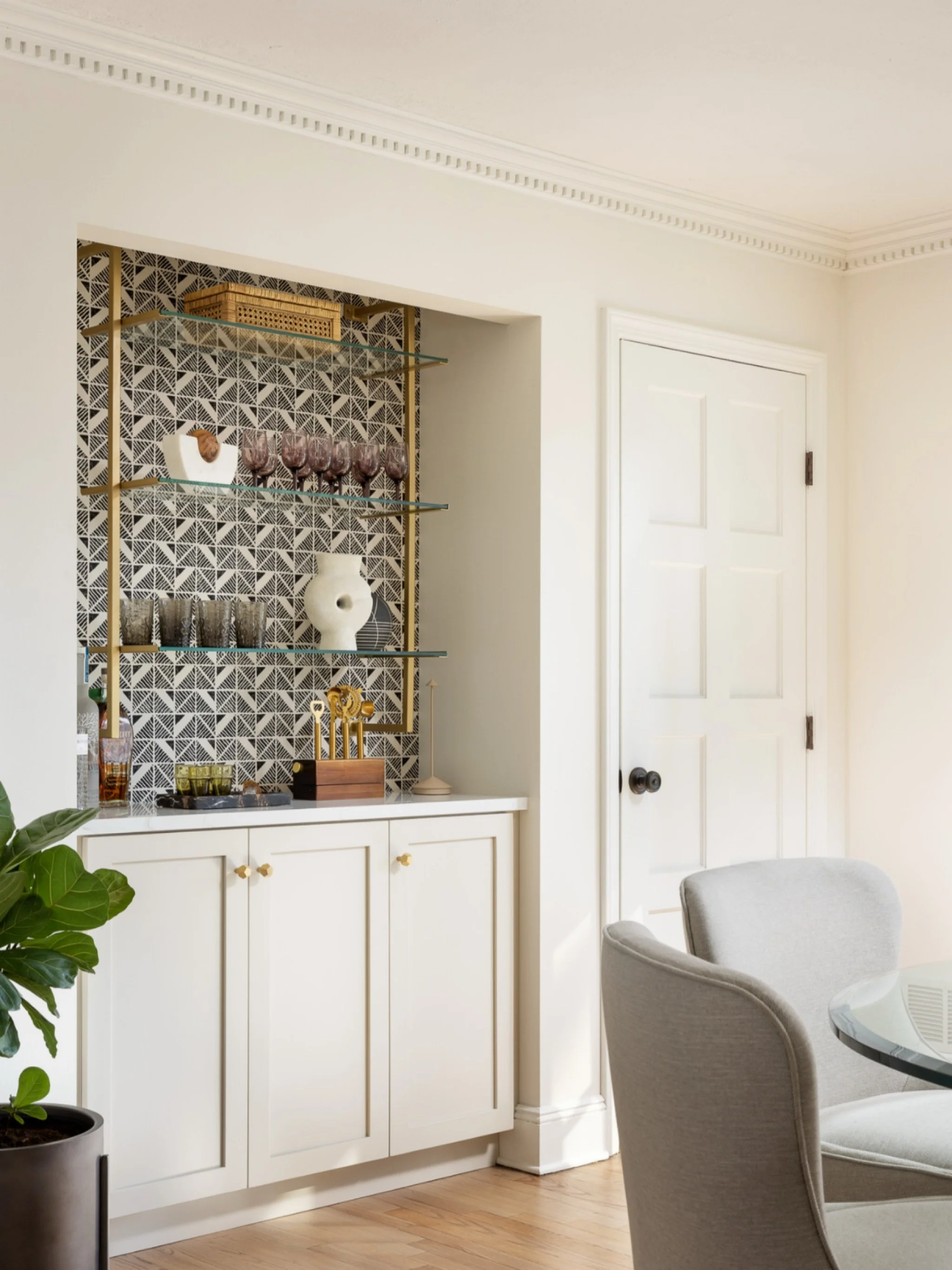 Curated, cheerful, and perfectly pour-ready.

#njinteriordesign #bardesign #wallpaper #designtrend #curateddesign