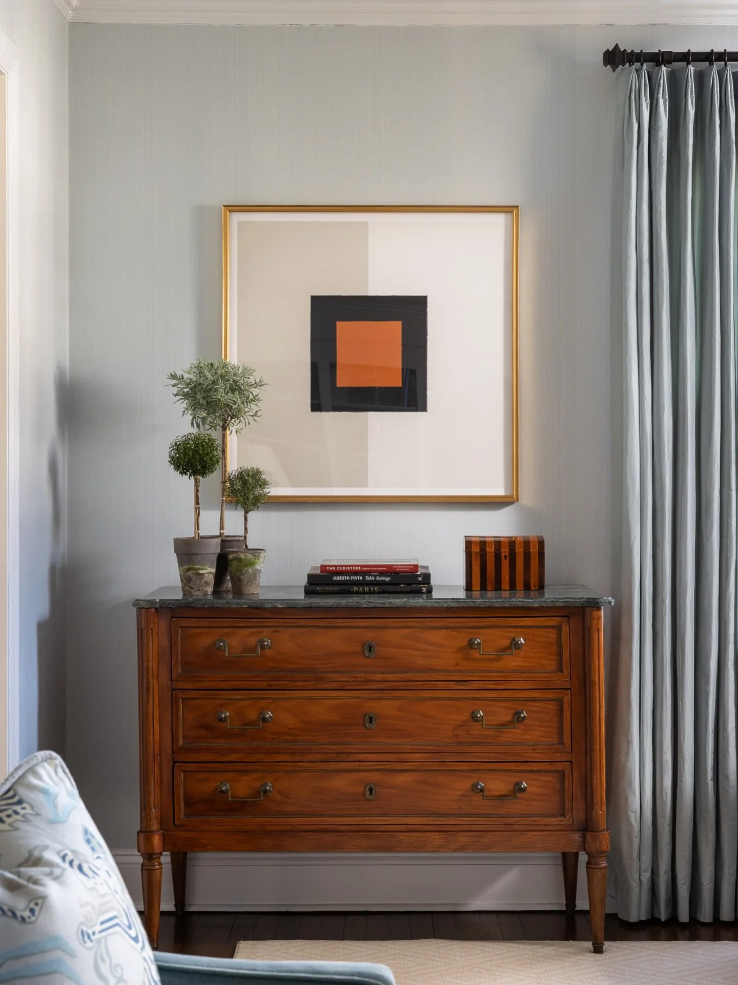 Snowy days call for warm layers, natural texture, and spaces that feel inviting. 

#snowday #jenniferkilgallendesign #newjerseydesigner #livingroomdesign #bluedesign