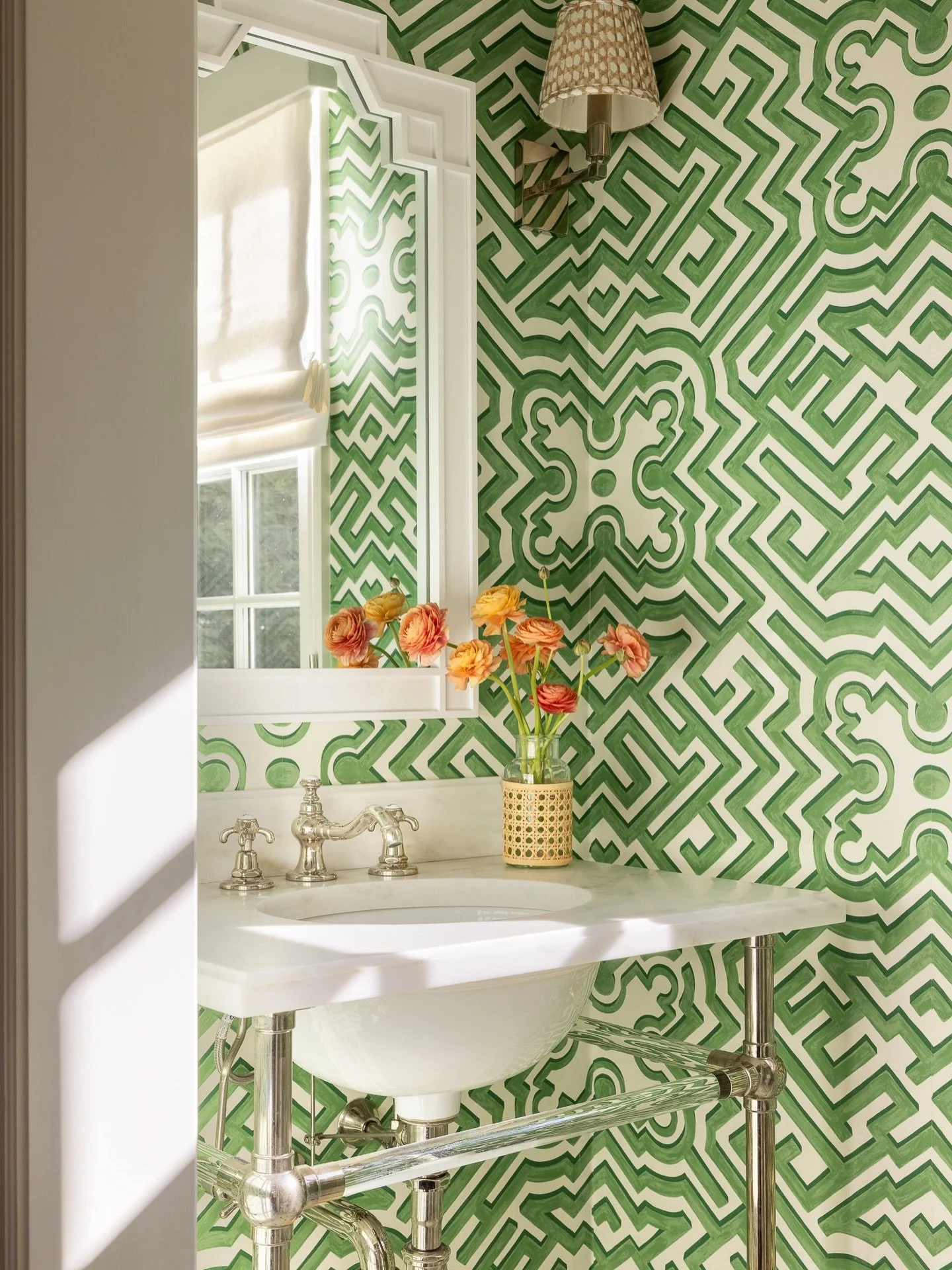 Wallpaper Wednesday Fresh, green, and ready for spring.

#wallpaper #powderbath #greendesign #njinteriordesigner #jenniferkilgallendesign