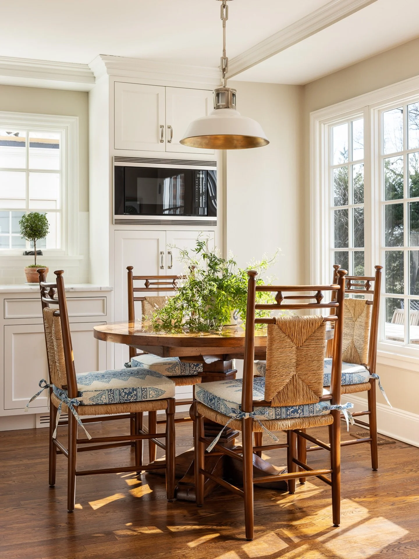 One pendant light, endless  impact&mdash;pulling the whole kitchen together with style and warmth.

#kitchenlighting #diningnook #njinteriordesign #kitchendesign #neutralhome