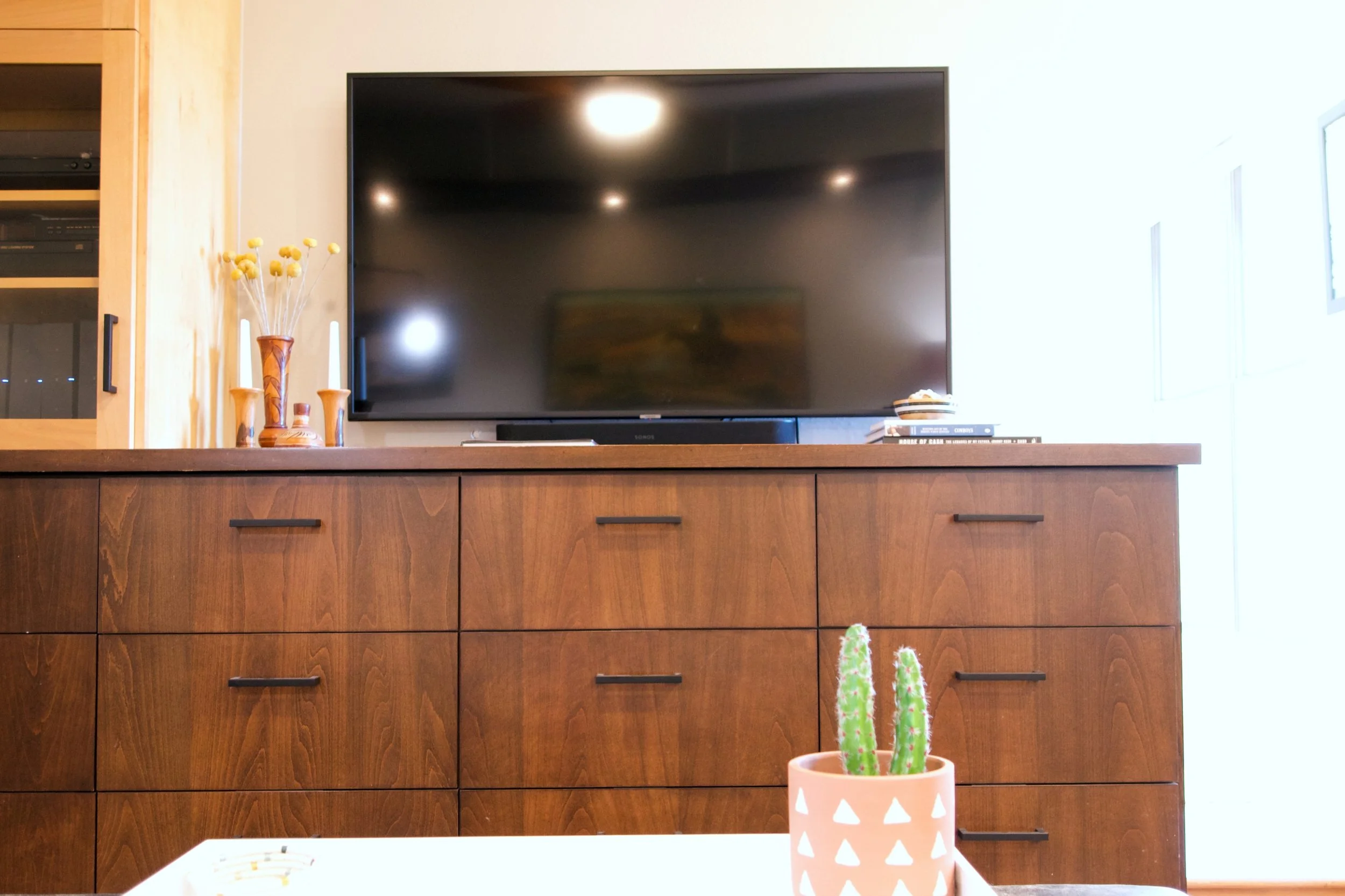 Primary, Upstairs, Library & Den include HDTV with Sonos Surround & Apple TV Streaming. Apple + Hulu includes Live TV & ESPN Netflix Amazon Prime HBO Max Disney Plus Hallmark Peacock Paramount Showtime