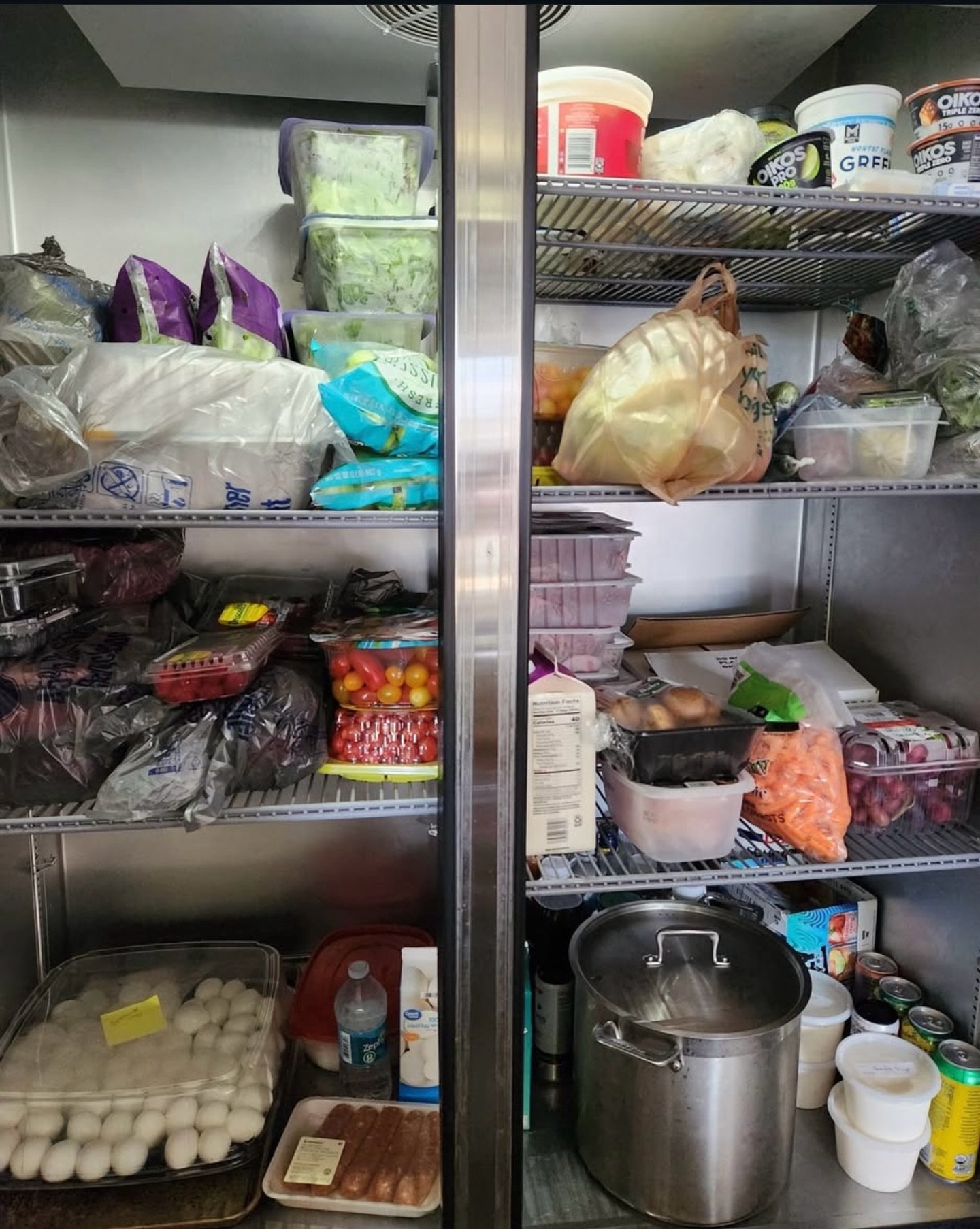 The refrigerator of a ✨chef✨

🥑A chef who had a very busy week- 16 client meals, 12 client breakfasts, 15 lbs of bulk meat packed for families, and catering for 175 people. 

🤍Tanya&rsquo;s Fresh Prep is thankful for each client and each week spent