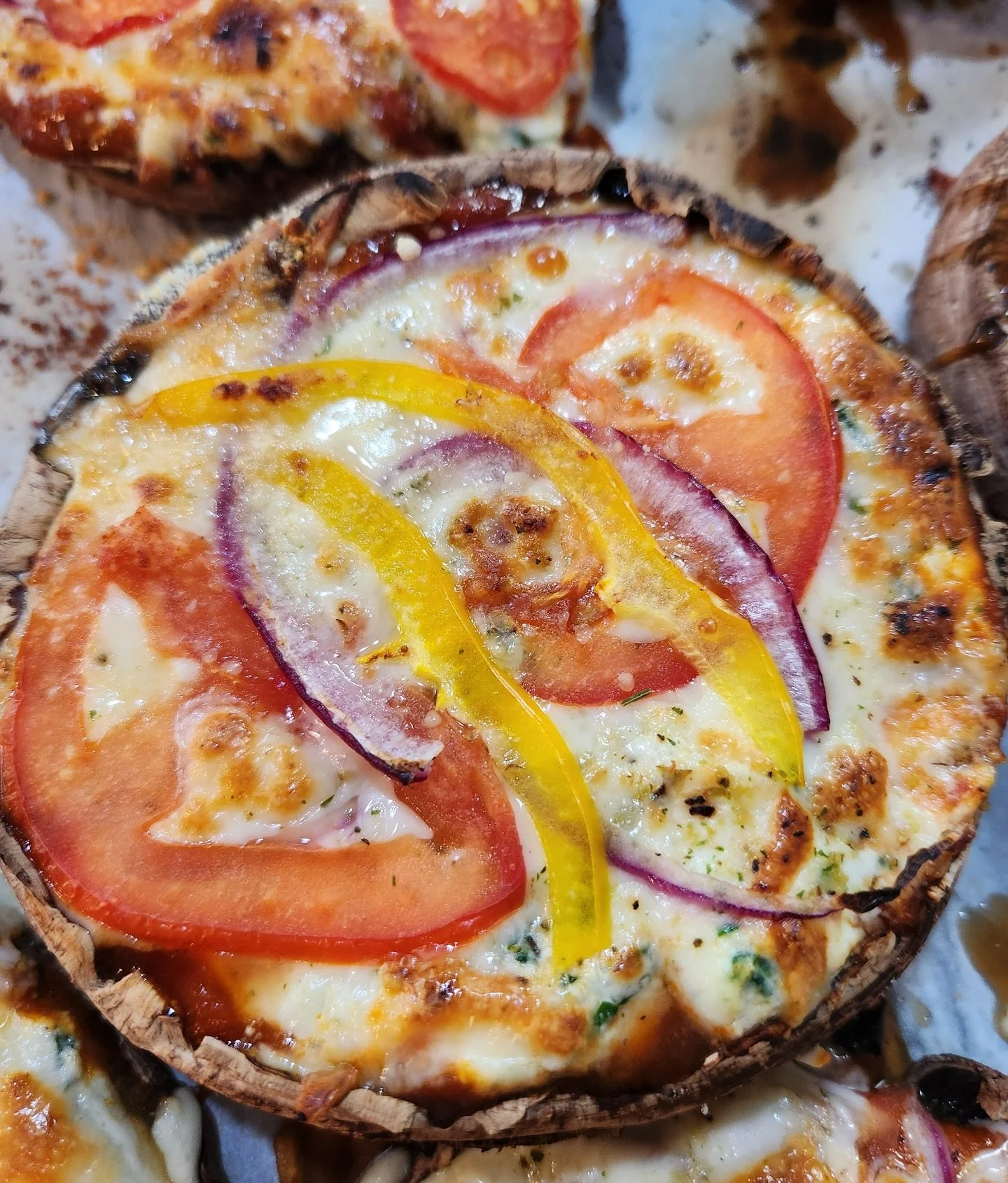 Yesterday, Tanya spent the day in the kitchen preparing meals for you! All so your fridge is stocked with healthy meals to fuel the week ahead. 💚

🤩Meals pictured: 
-Portobello Mushroom Pizzas
-Cranberry Dijon Pork Tenderloin with Apple Cider Glaze