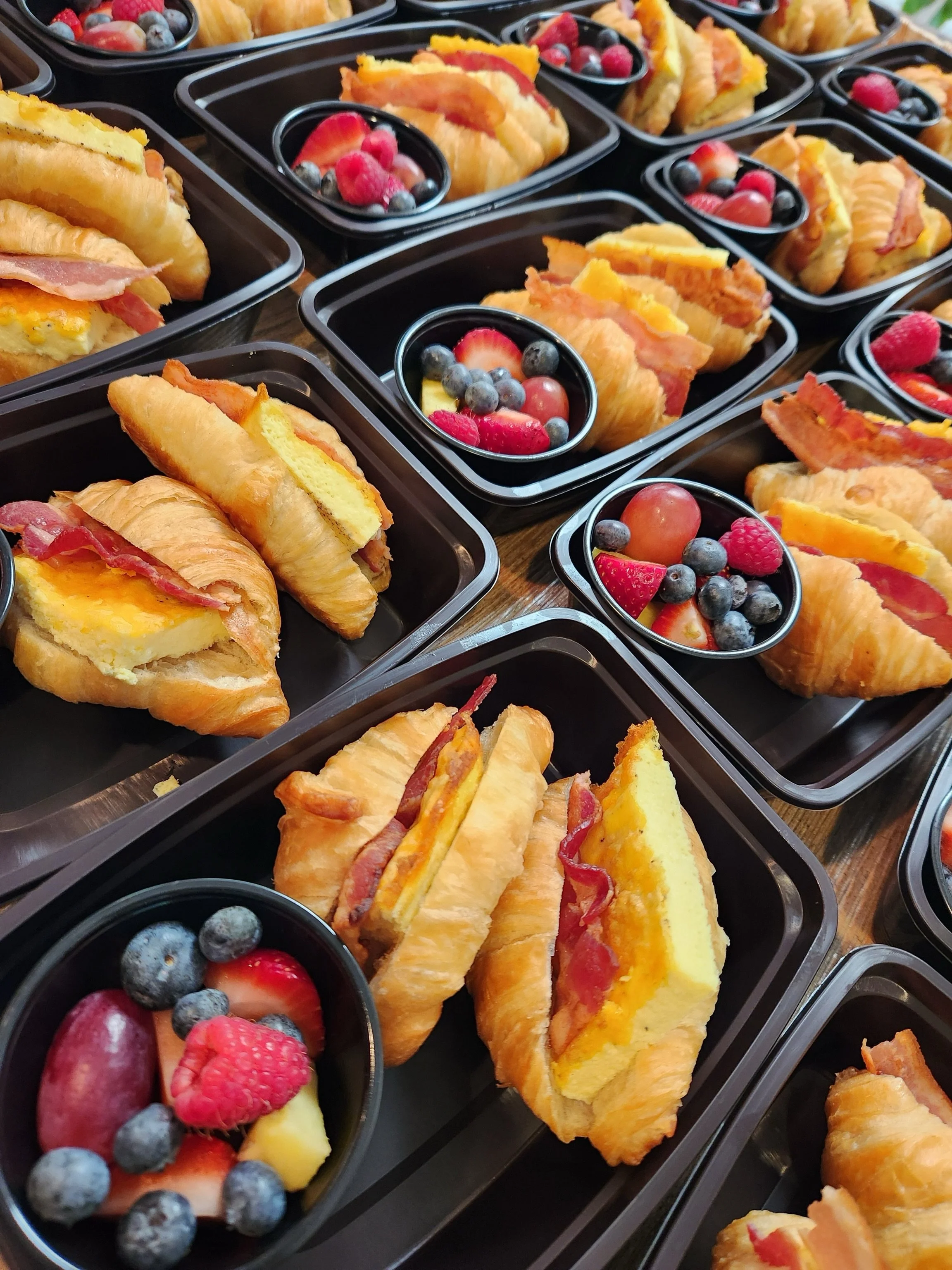 Tanya&rsquo;s Fresh Prep always keeping you fed and ready for whatever your day may bring!

In this case, the day brought dancing @danceatsuncoast 
Catering breakfast and lunch for the dance studio is always the best🩰💚

#mealprep #catering #healthy