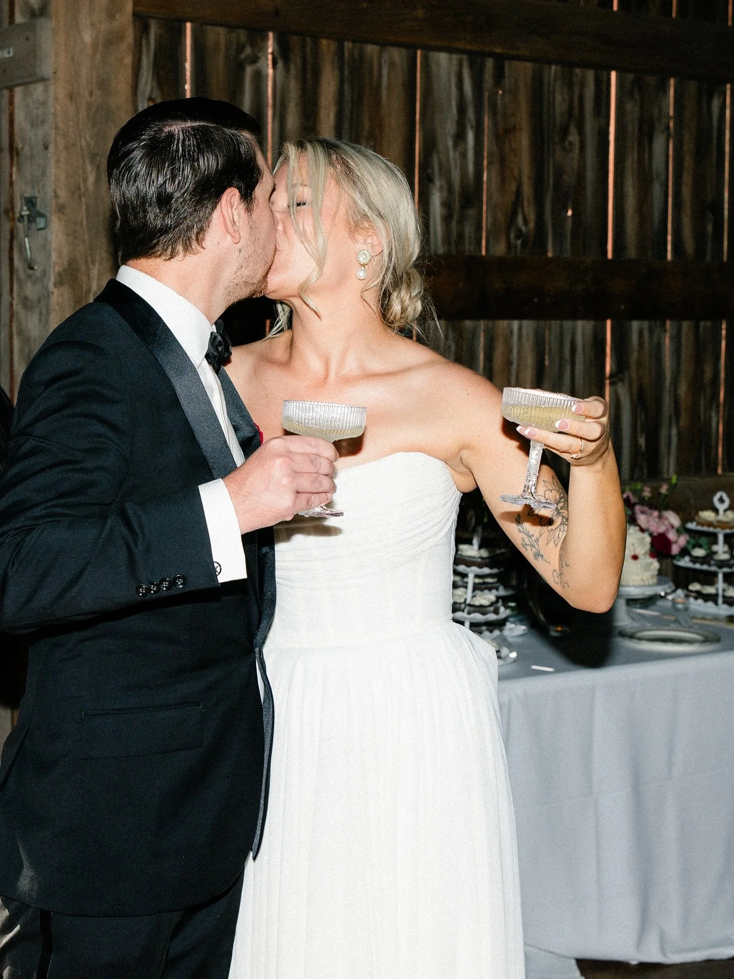 The kind of day where you never want it to end 🤍 So much more to share from this romantic wedding at Ciccone, but for now, cheers to the beautiful couple 🫶🏻🥂