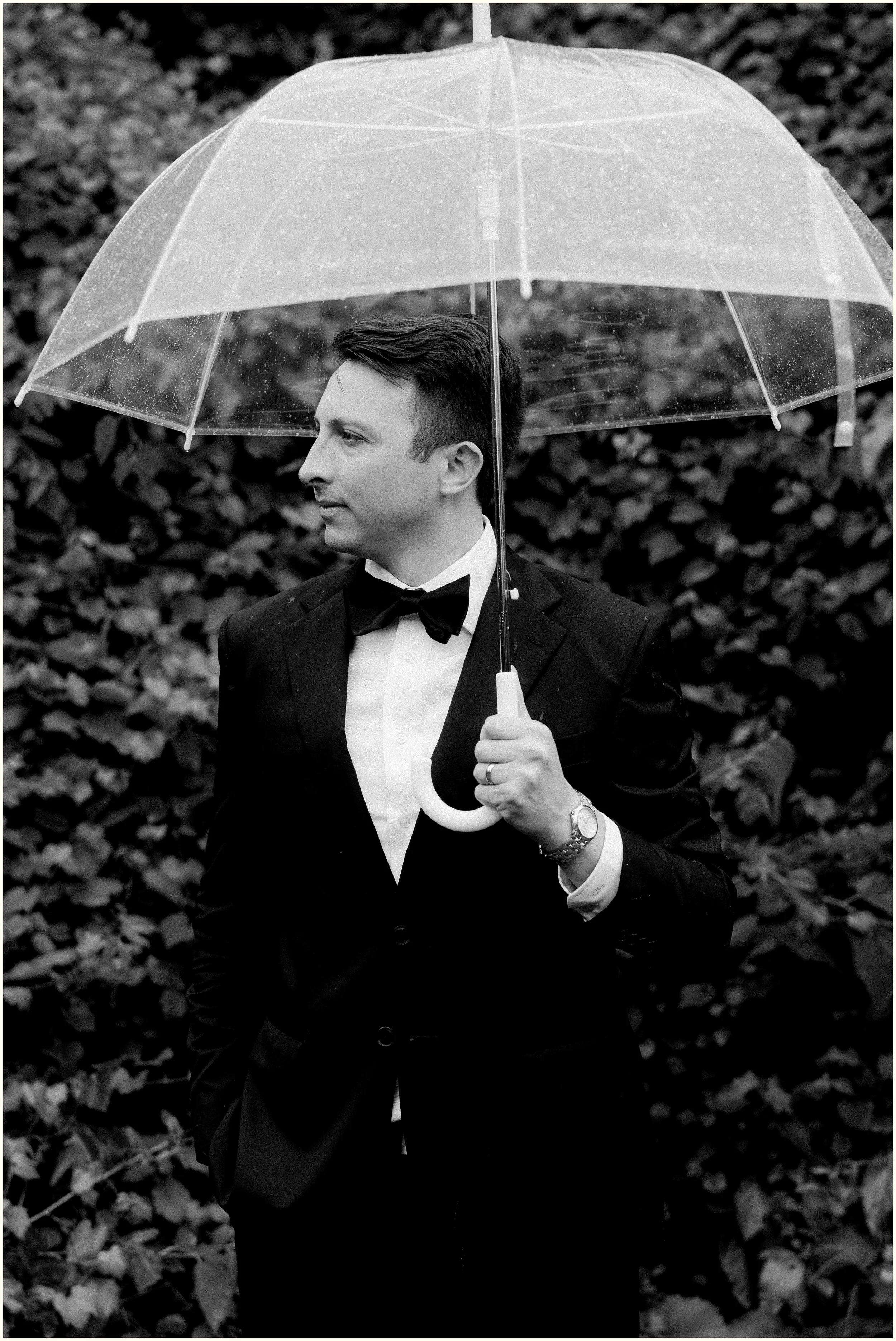 rainy groom portraits