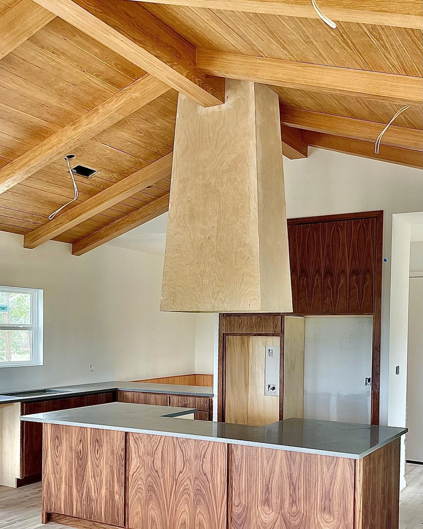 At our latest custom build, we&rsquo;ve incorporated some incredible custom walnut cabinetry and brought in vintage touches from the 70&rsquo;s and 80&rsquo;s, like a floating hood.

#cabinetmaker #woodworking #woodwork #woodworker #joinery #carpentr