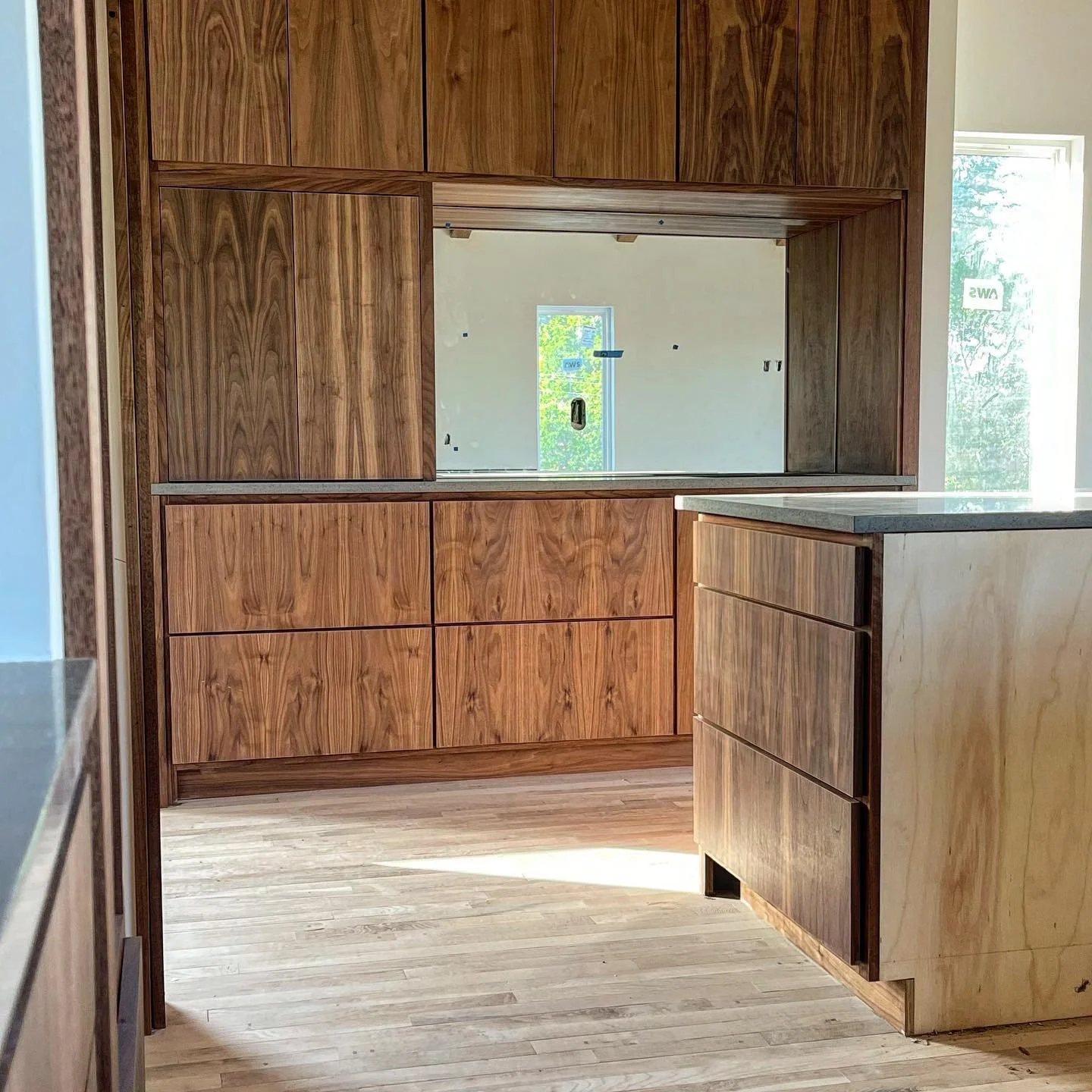 At our latest custom build, we&rsquo;ve incorporated some incredible custom walnut cabinetry and brought in vintage touches from the 70&rsquo;s and 80&rsquo;s, like a floating hood and mirrored wet bar.

#cabinetmaker #woodworking #woodwork #woodwork