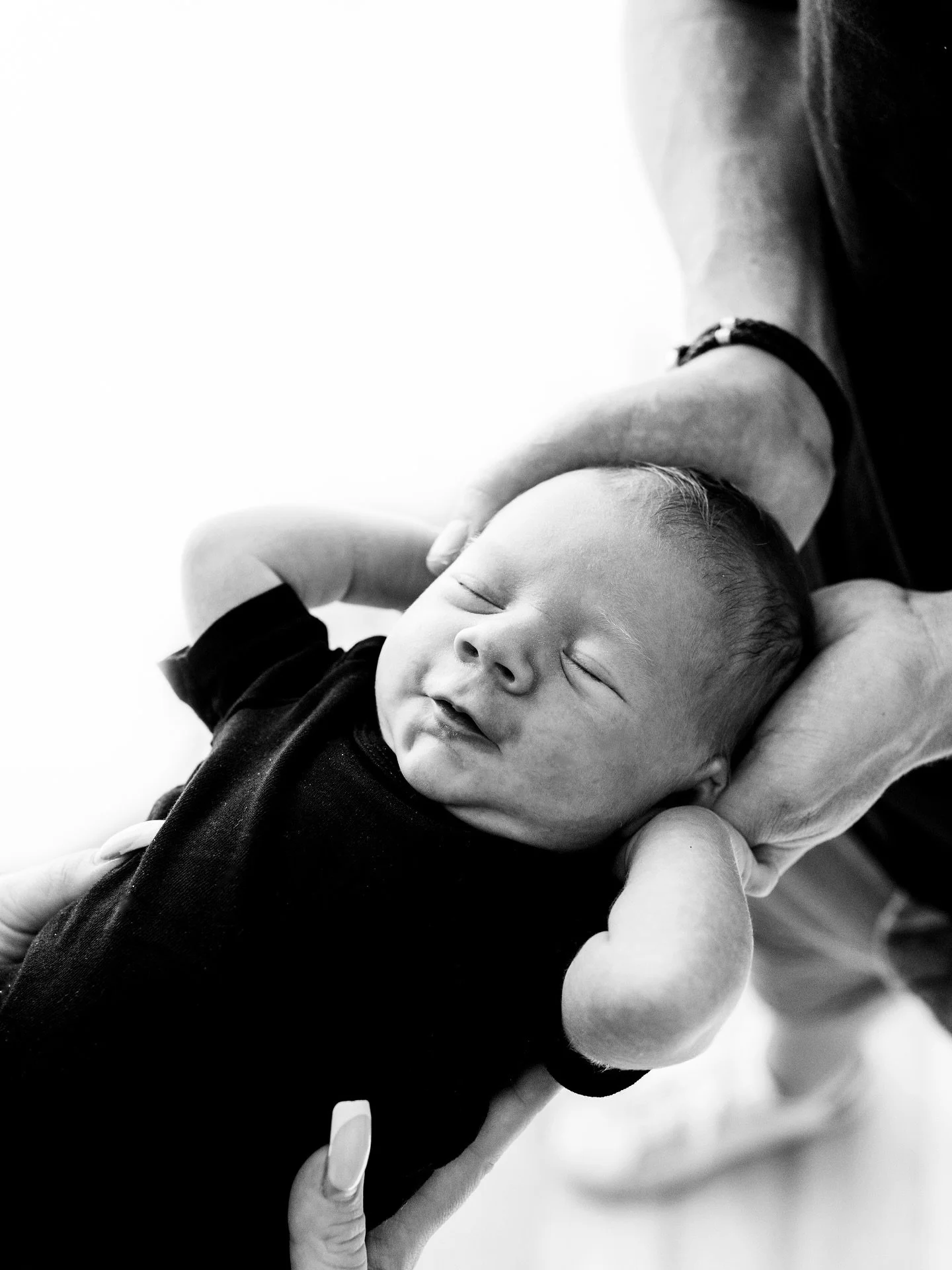 Une s&eacute;ance naissance, c&rsquo;est avant tout un moment de vie.
Pas de poses forc&eacute;es, pas de pr&eacute;cipitation &mdash; juste vous, votre b&eacute;b&eacute;, et tout l&rsquo;amour qui vous unit.

Je prends le temps de m&rsquo;adapter &