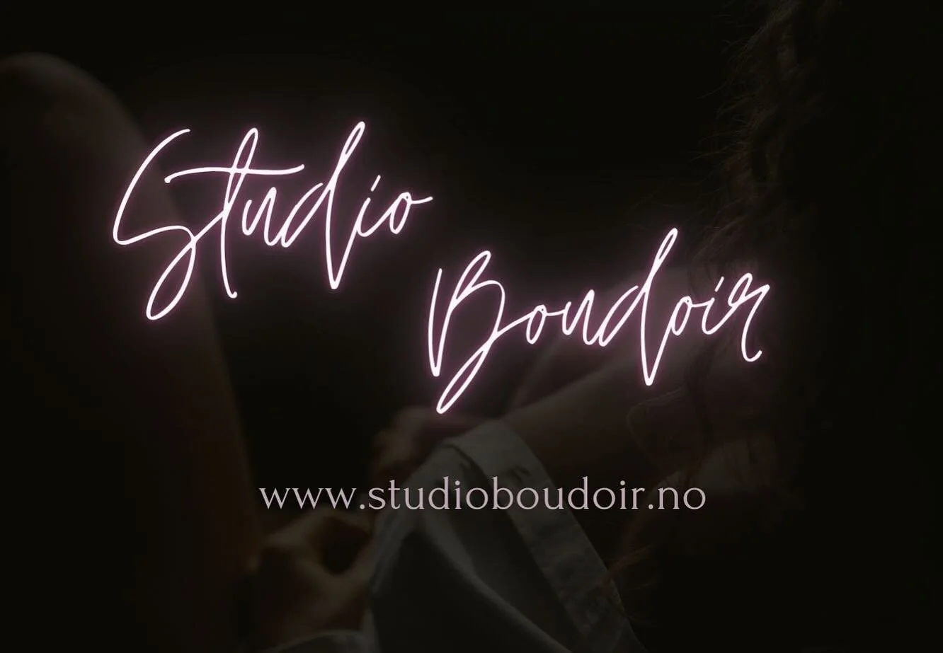 H&oslash;sten er her og det betyr Boudoir sesong🍂 

H&oslash;sten er helt perfekt til &aring; endelig gjennomf&oslash;re boudoirfotograferingen du har tenkt p&aring;🔥📸 Alts&aring; bedre m&aring;te &aring; spice opp m&oslash;rketiden f&aring;r man 