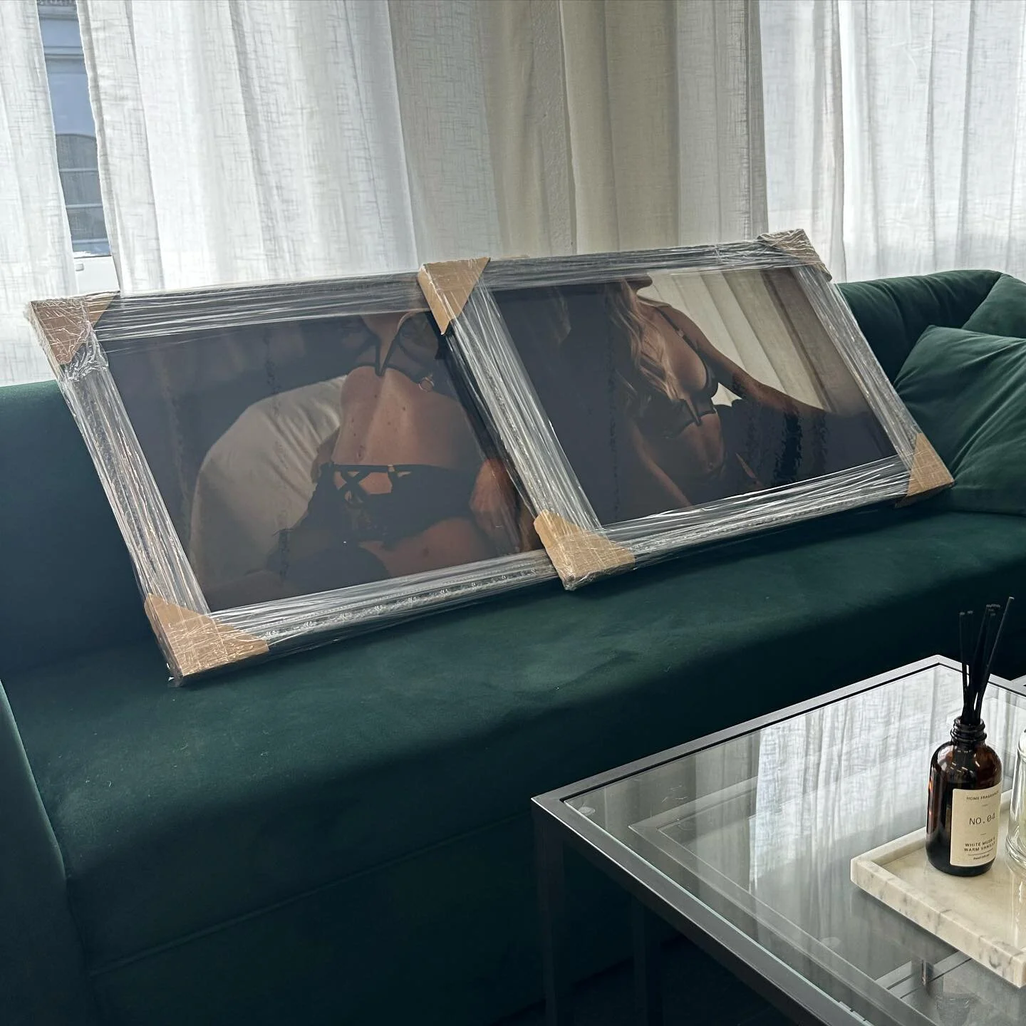 Hva har du lyst til &aring; sitte igjen med etter din boudoir fotografering? 

Fysiske produkter gir s&aring; mye mer verdi til bildene enn digitale filer, og lar deg sette pris p&aring; bildene p&aring; en helt annen m&aring;te🔥 

Det kribler i mag