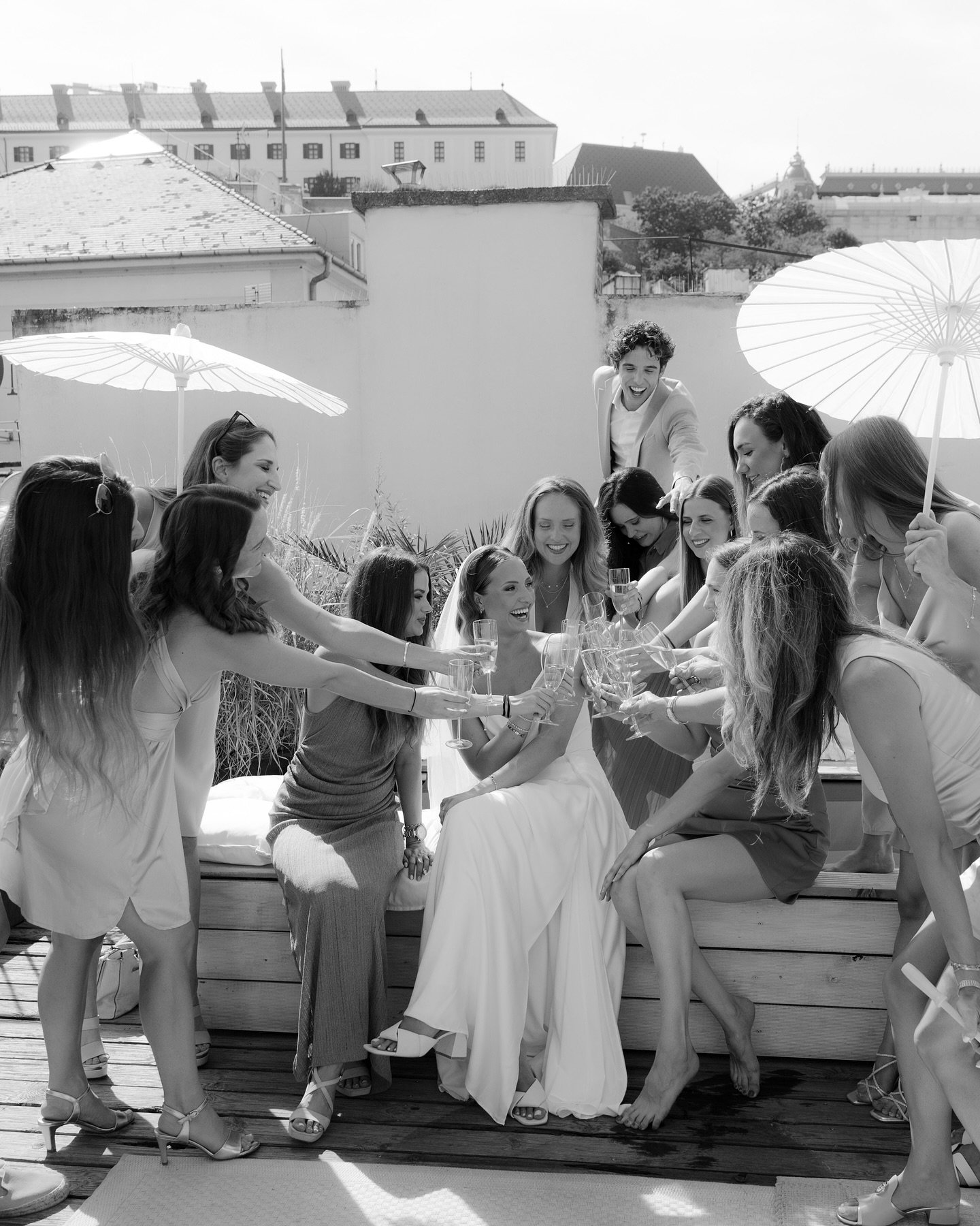 fun times with friends &amp; champagne in hand 🥂