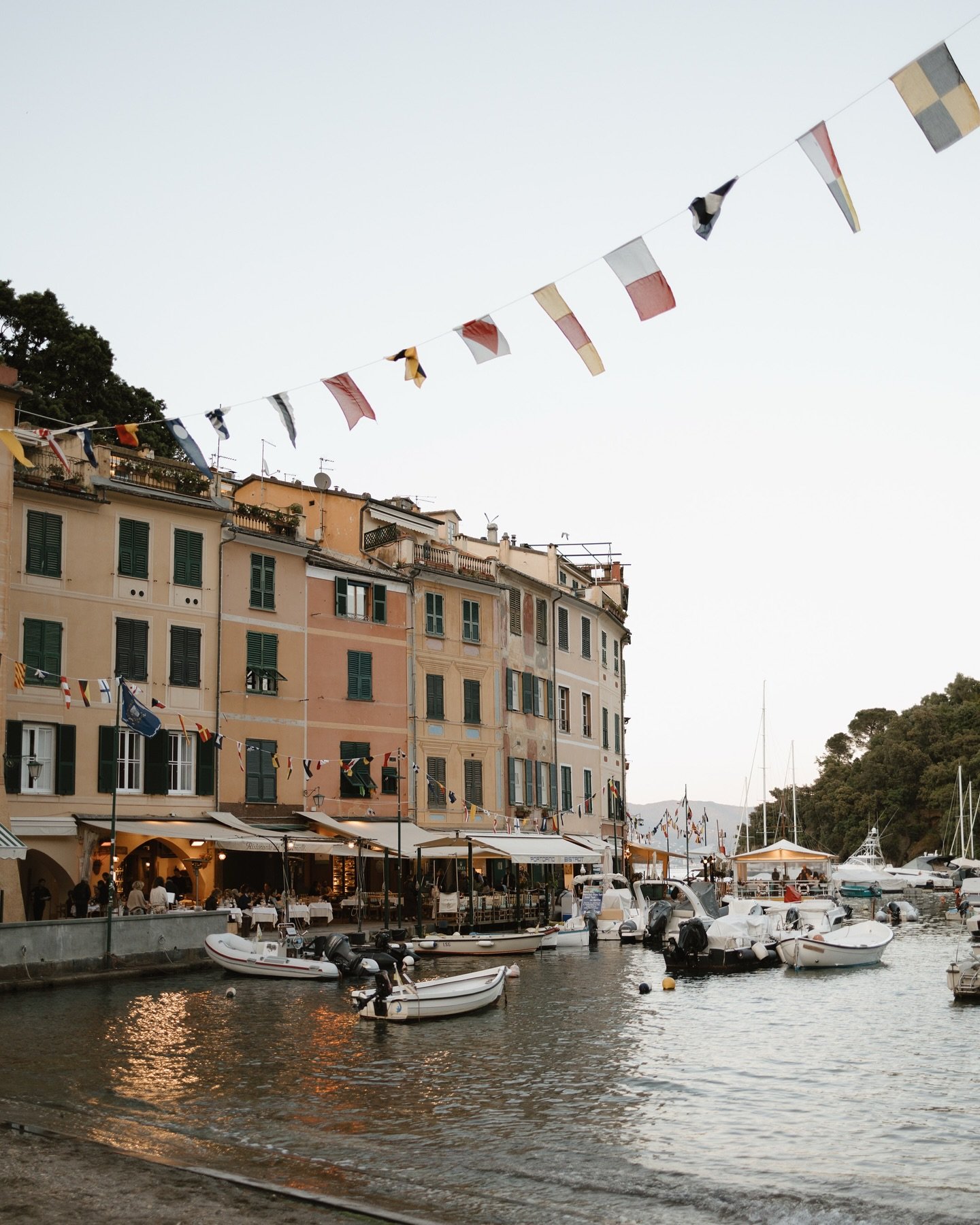 All you need is love, a candlelit dinner in Portofino, trofie al pesto that tastes like summer, and the ones who matter the most. 🤍 @ram_s.f @_leobarreto12 

planning @roberta_cavaliere_dwp @elisarosa_dwp 
florals @white_eventi 
location @belmondspl