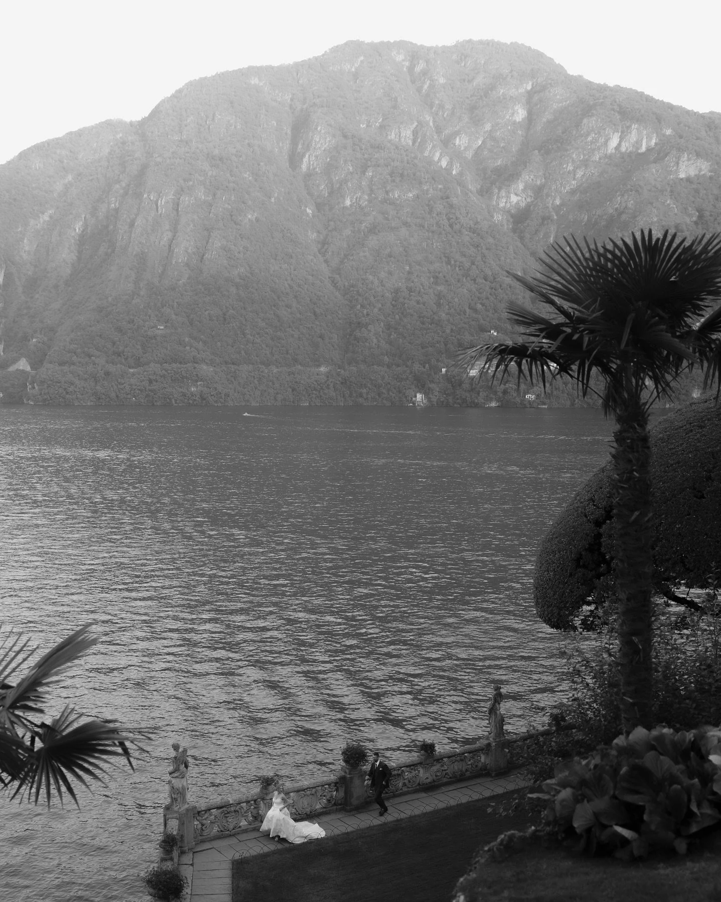 Lake Como always amazes me, but this time it felt like the whole place paused for them 🤍

@villadelbalbianello
