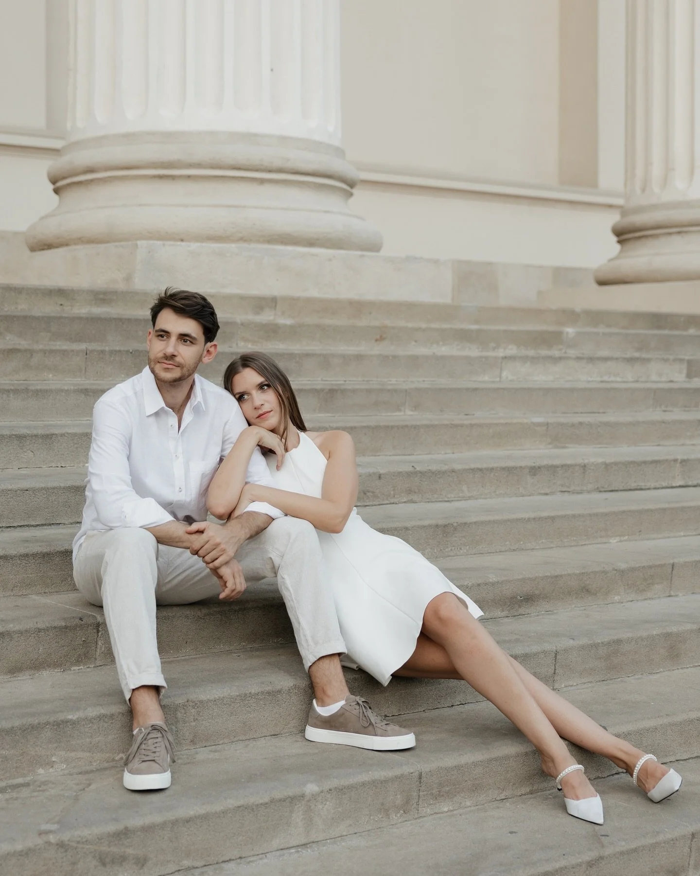 Before sailing off to the lake for their engagement shoot, we had a quick city session in Budapest with the cutest little guest 🐶🤍
