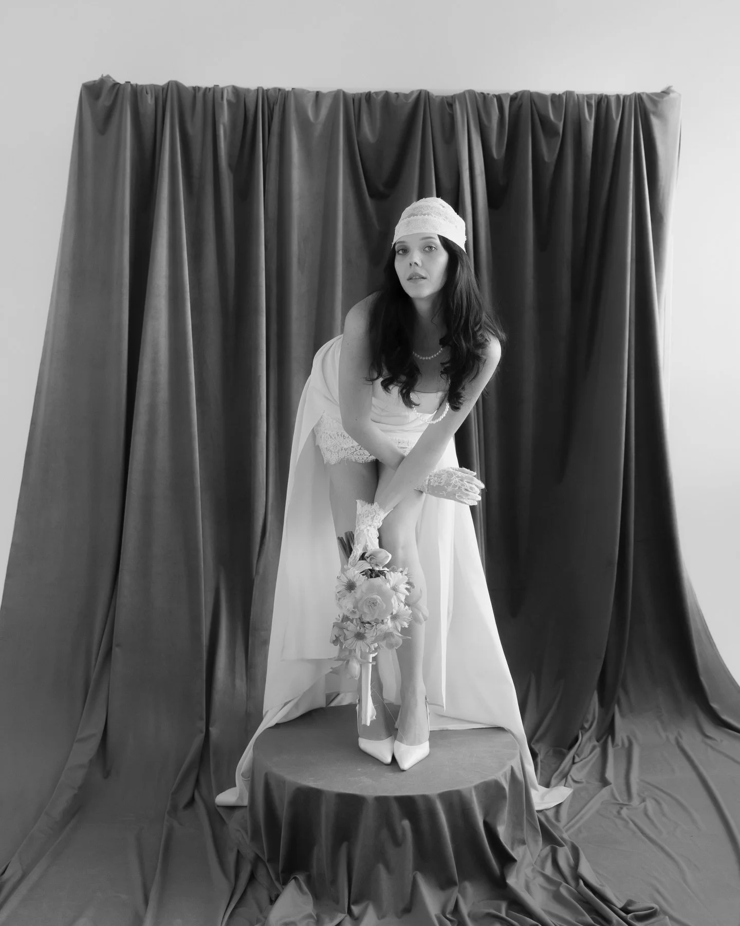 the vintage bride 🏹🪽

photo &amp; video @diavollerphoto 
muse @pannkamari
bridal gowns @bridaltreasuresbp
mua @lilisomogyi_makeup
bouquets @breezeandveil
location @studioexpobp
concept @evaarvaiphoto  @dorafazekasphoto @diavollerphoto