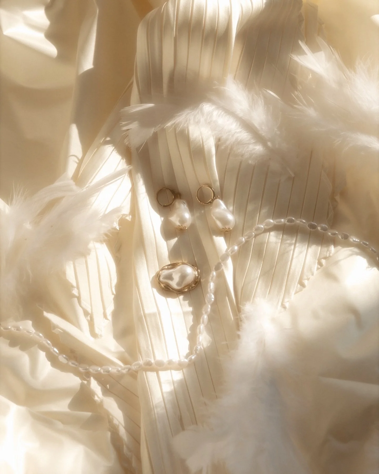 two swans - a little sneak peek on digital &amp; film 🦢

Concept &amp; Planning @dorafazekasphoto
Planning &amp; Decor @uniquedecor.hu
Location @nordix.rooms
Bts video @storybook.pictures
Bridal gowns @annajonas_atelier
MUA @lilisomogyi_makeup
Hair 