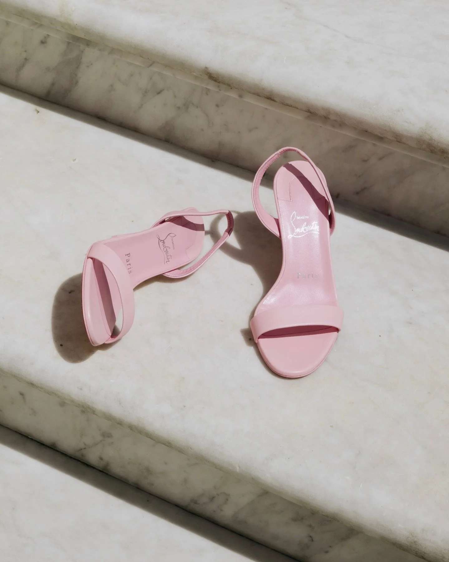 I&rsquo;m soooo  in love with Flora&rsquo;s pink Louboutin heels 🤍 If you&rsquo;re unsure about wearing colored heels for your wedding&hellip; just DO it!