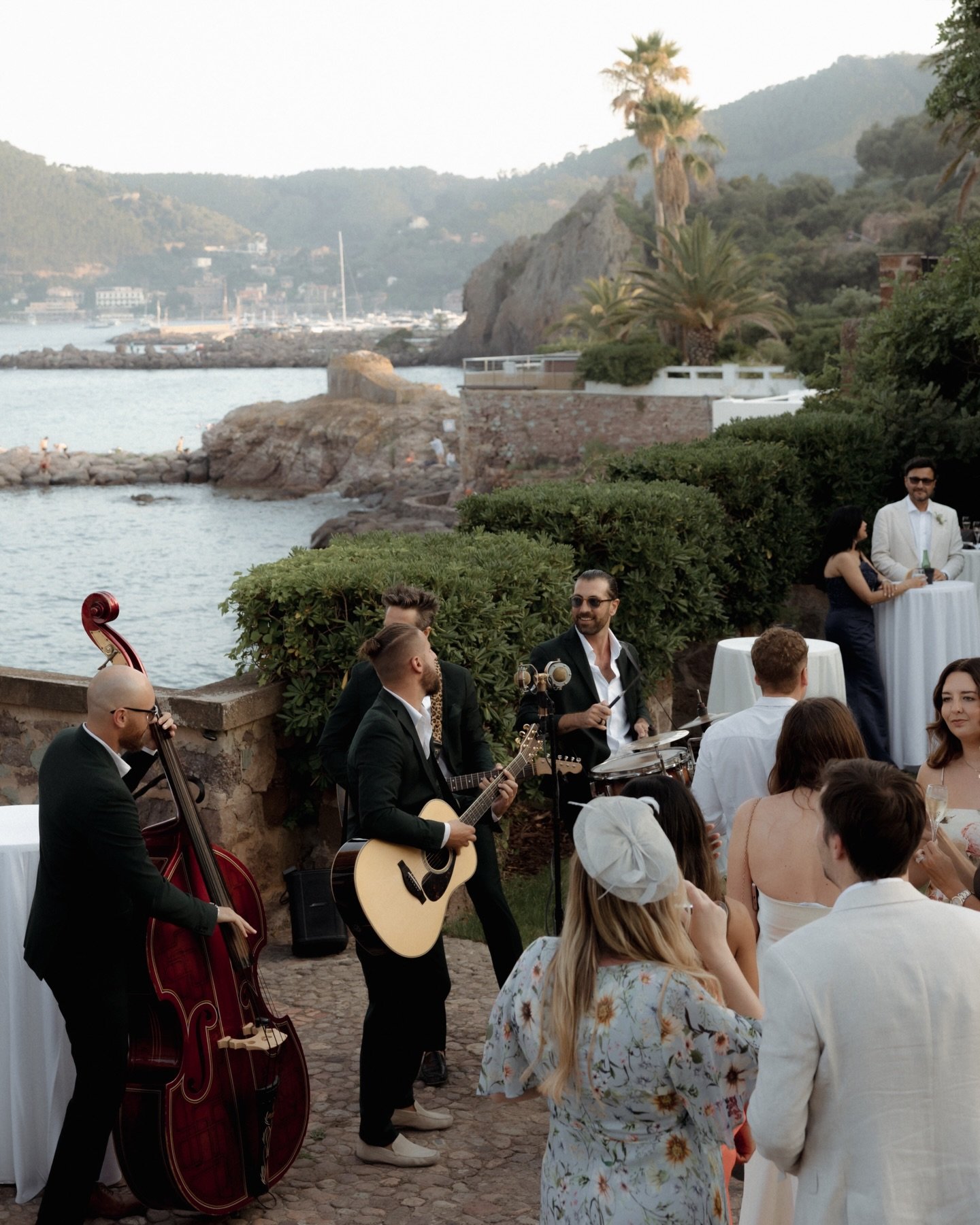 as the night slowly awakens 🪩

second shooting for the lovely @ela.tatiana.photography 
venue: @lnaf_private_functions