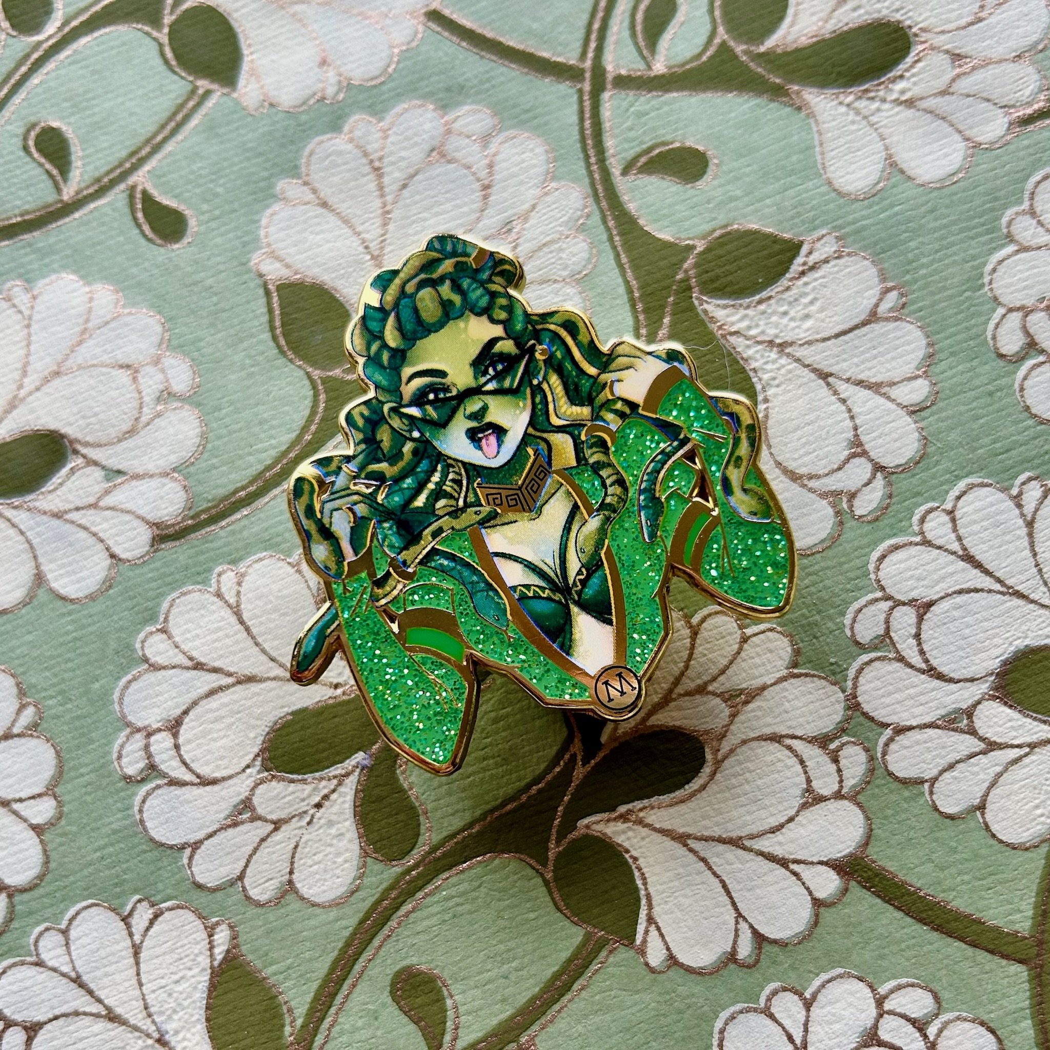 Punky Medusa
Art by: @chelzd_art
Gold Plating, Glitter
LE20