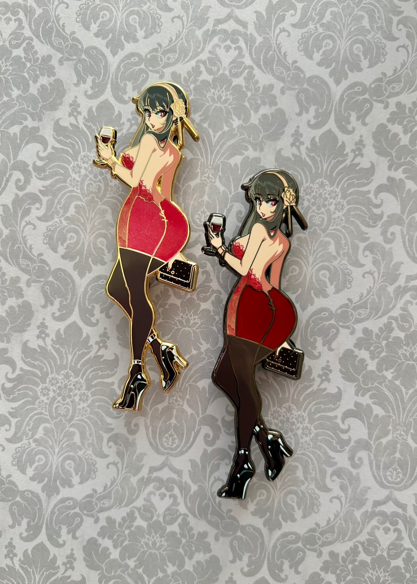 ScrewLooseLewd x DarkDahliaDesigns Collab
Lunar Yor
Gold/Black Nickel Plating
Artist: Pale.Riderz