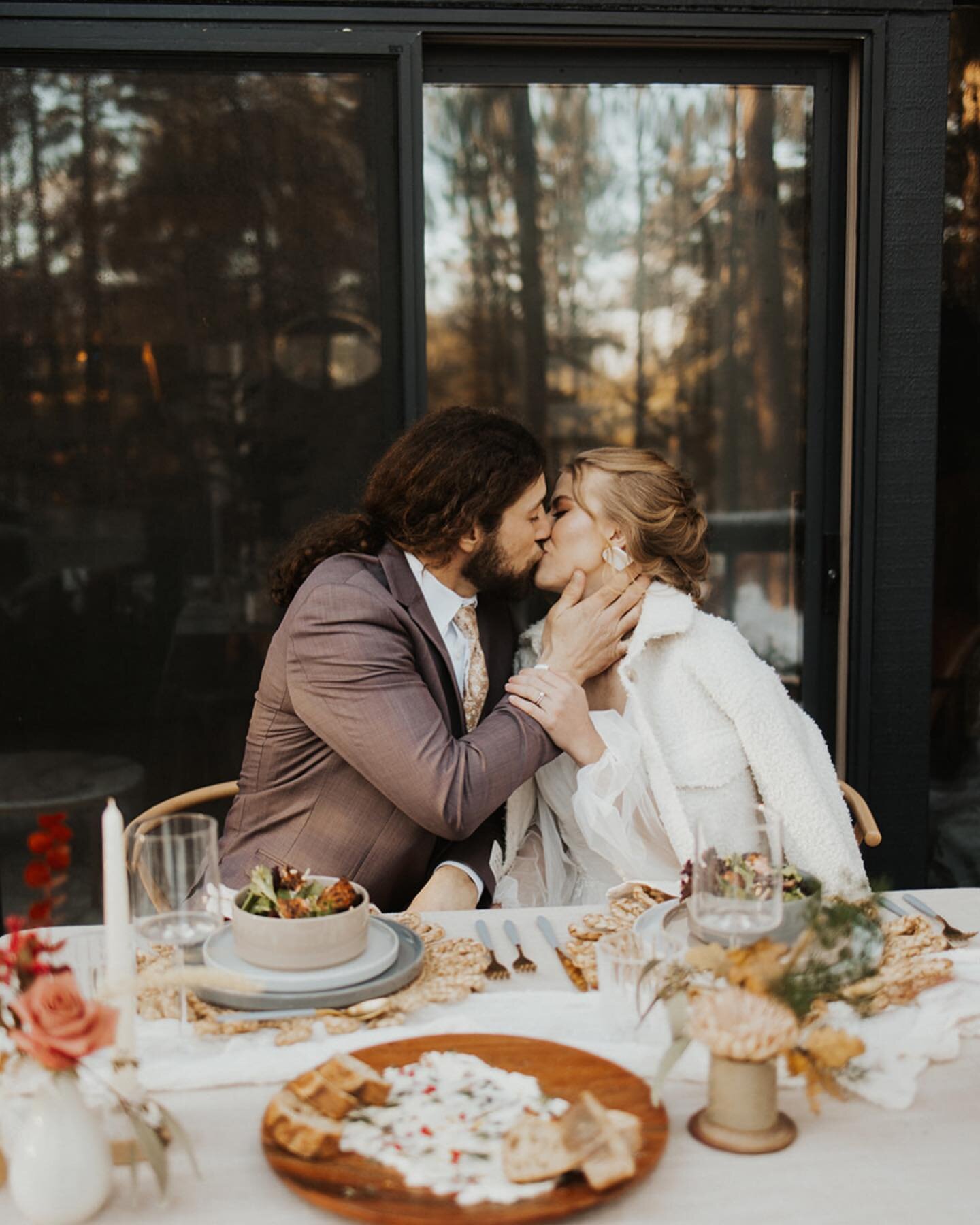 A moment for the sweetheart table🫶🏼

Featured rentals:
✨Light Wood Sweetheart Table
✨Wishbone Chairs 

We are obsessed with how @mountainesquewed &amp; @farmtotablerentals styled our sweetheart table for this dreamy winter A-frame elopement!🤩

PLA