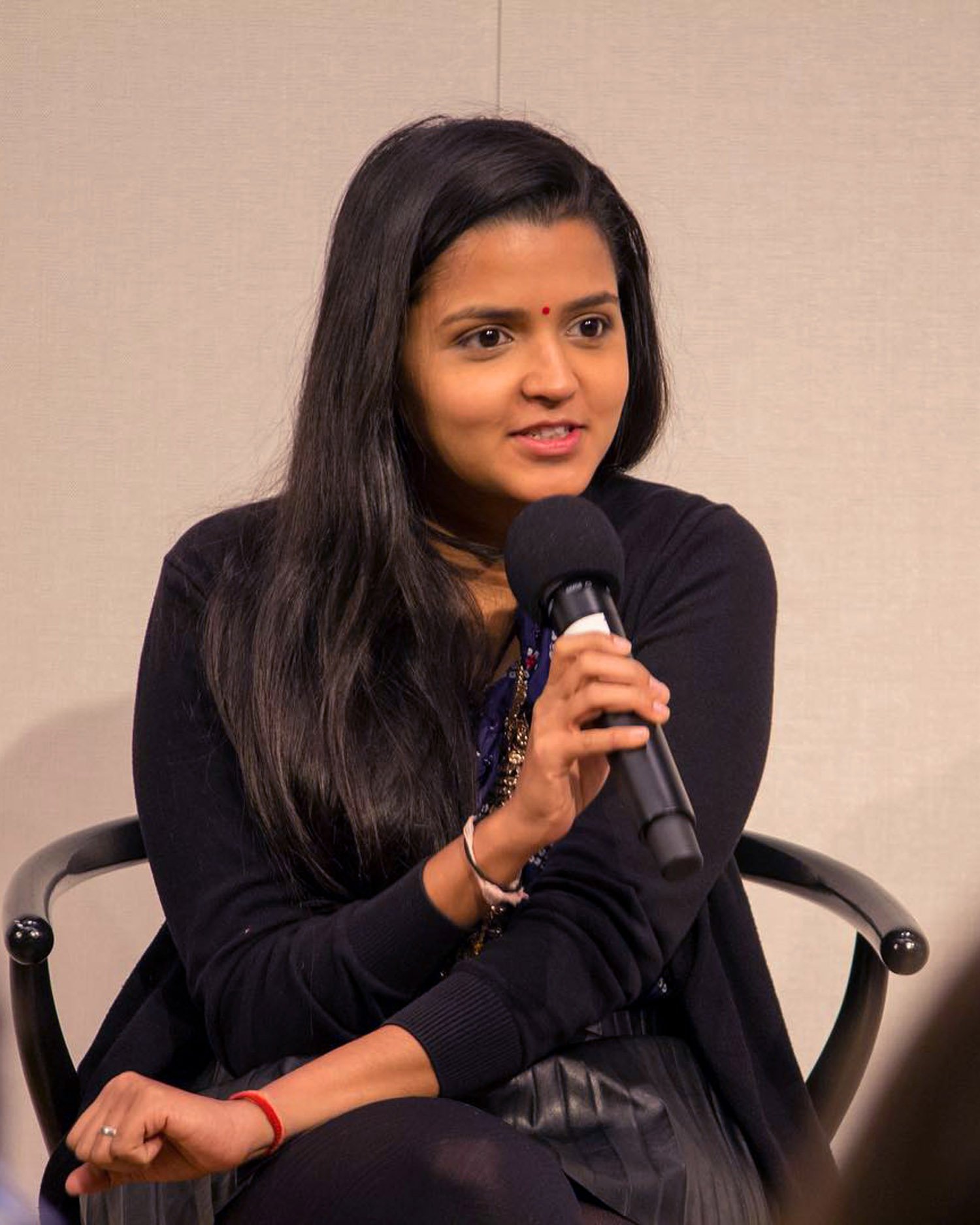 business-keynote-speaker-wearing-black-clothes-holding-mic