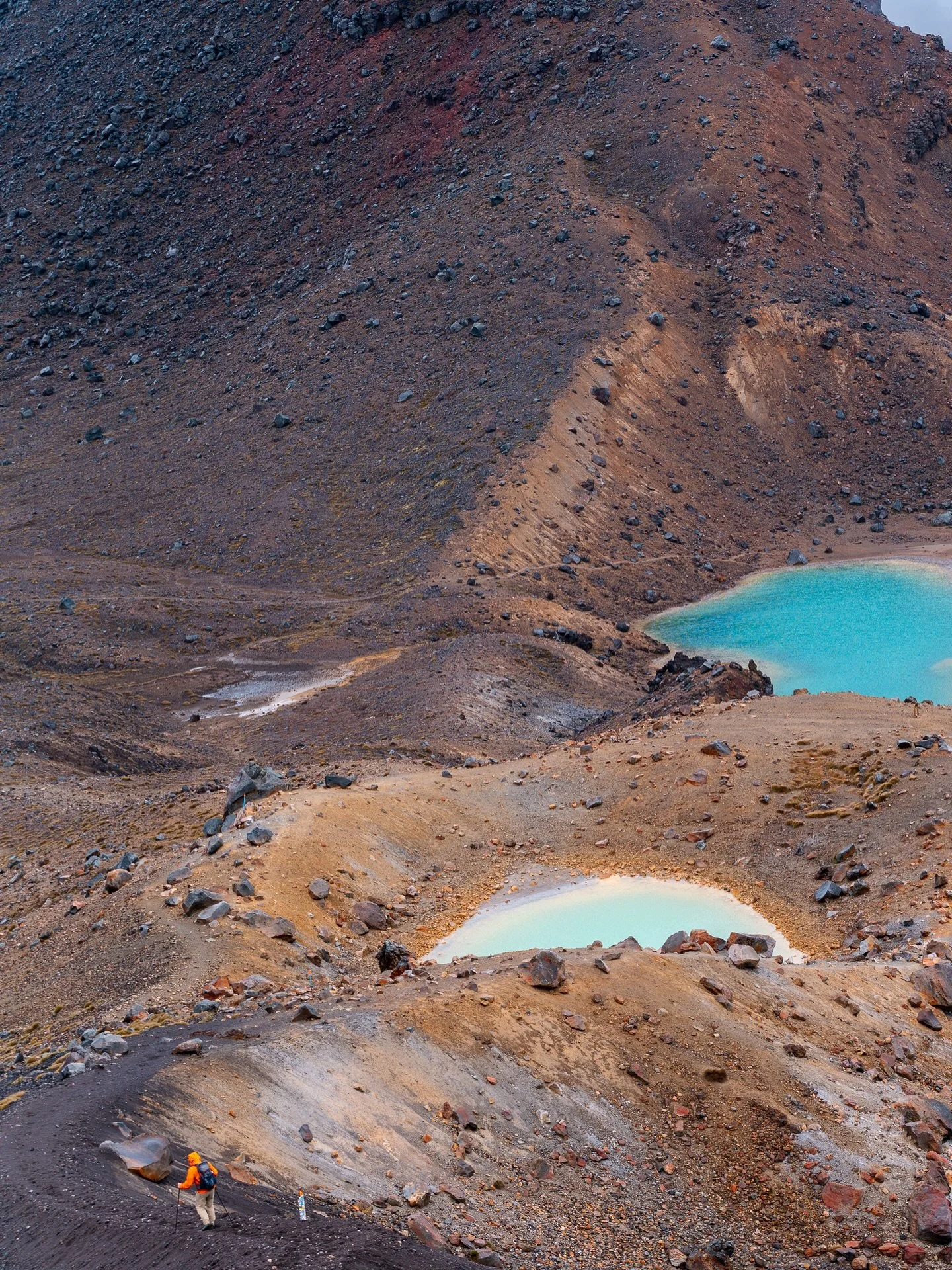 TONGARIRO ALPINE CROSSING MINI GUIDE 👽 

This epic adventure in New Zealand&rsquo;s North Island features emerald lakes, volcanic landscapes, and unforgettable views &mdash; when the weather clears. 🇳🇿 🏔️ 

Distance &mdash; 19.4km (12 miles) one-