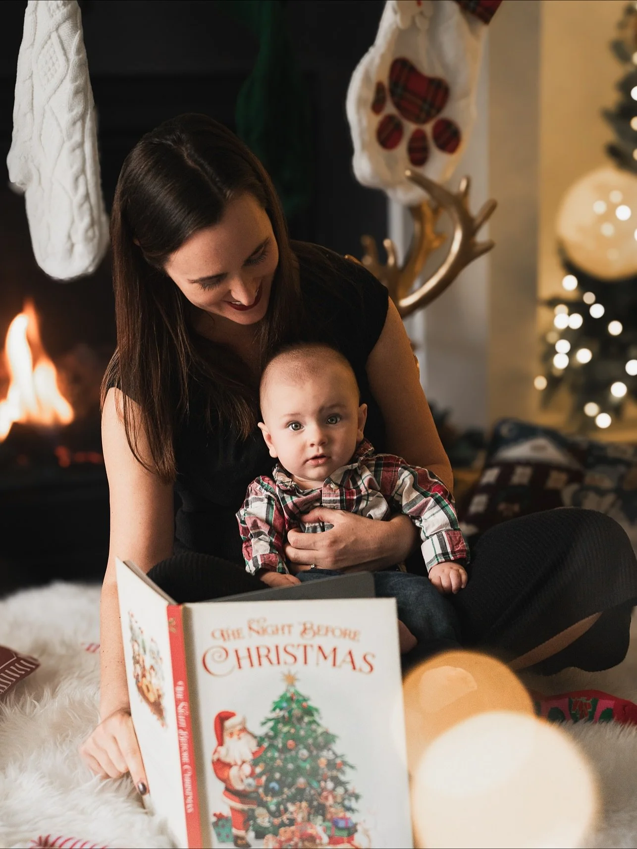Christmas snuggles in front of a warm fireplace and the scent of evergreen in the air 🎄 

Charleston family photos, Charleston family photographer, lifestyle photographer, christmas photos, Folly Beach family photographer

#charleston #follybeach #f