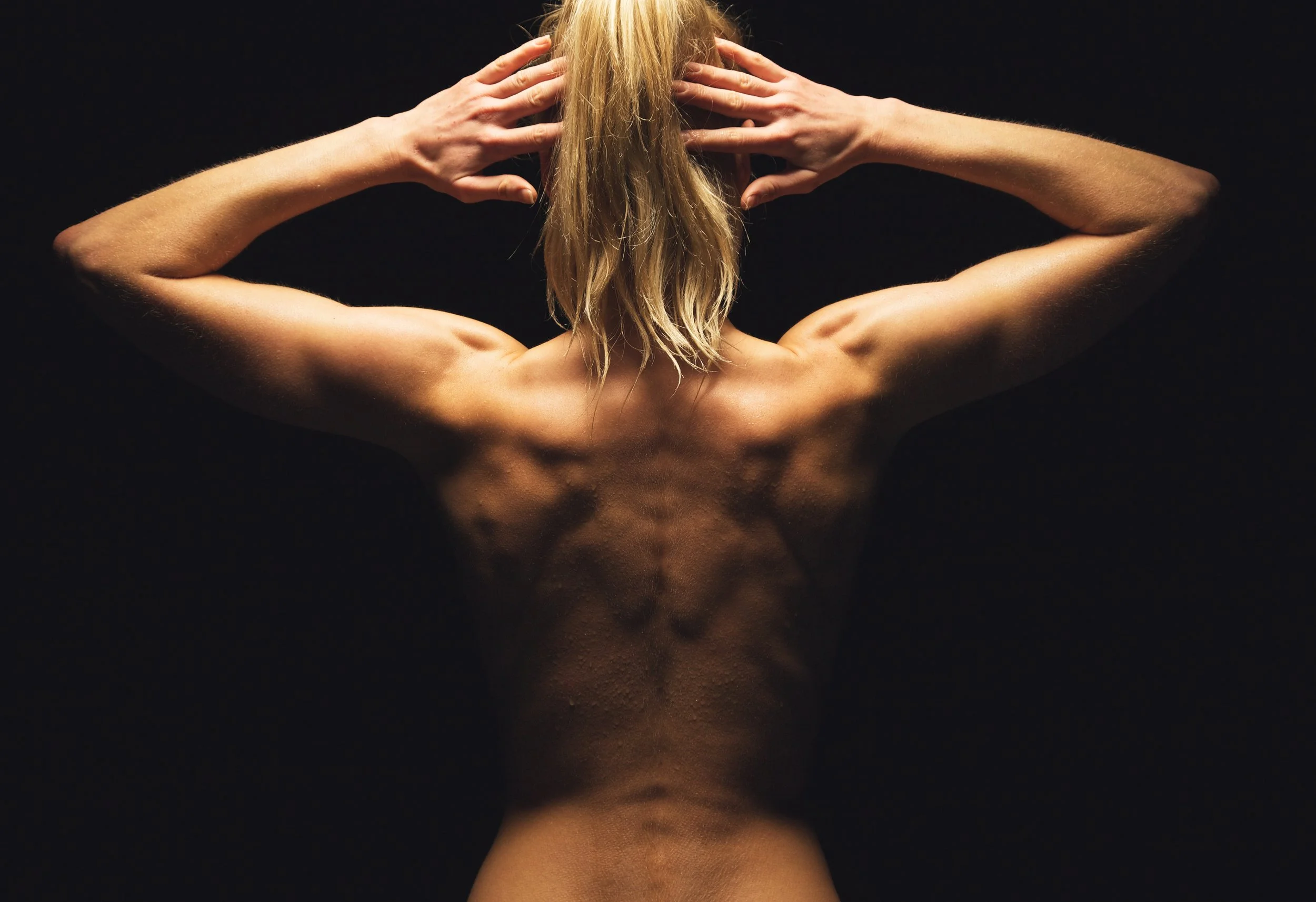 woman-flexing-her-muscles-and-showing-her-toned-back_SpxlEqINKl.JPG
