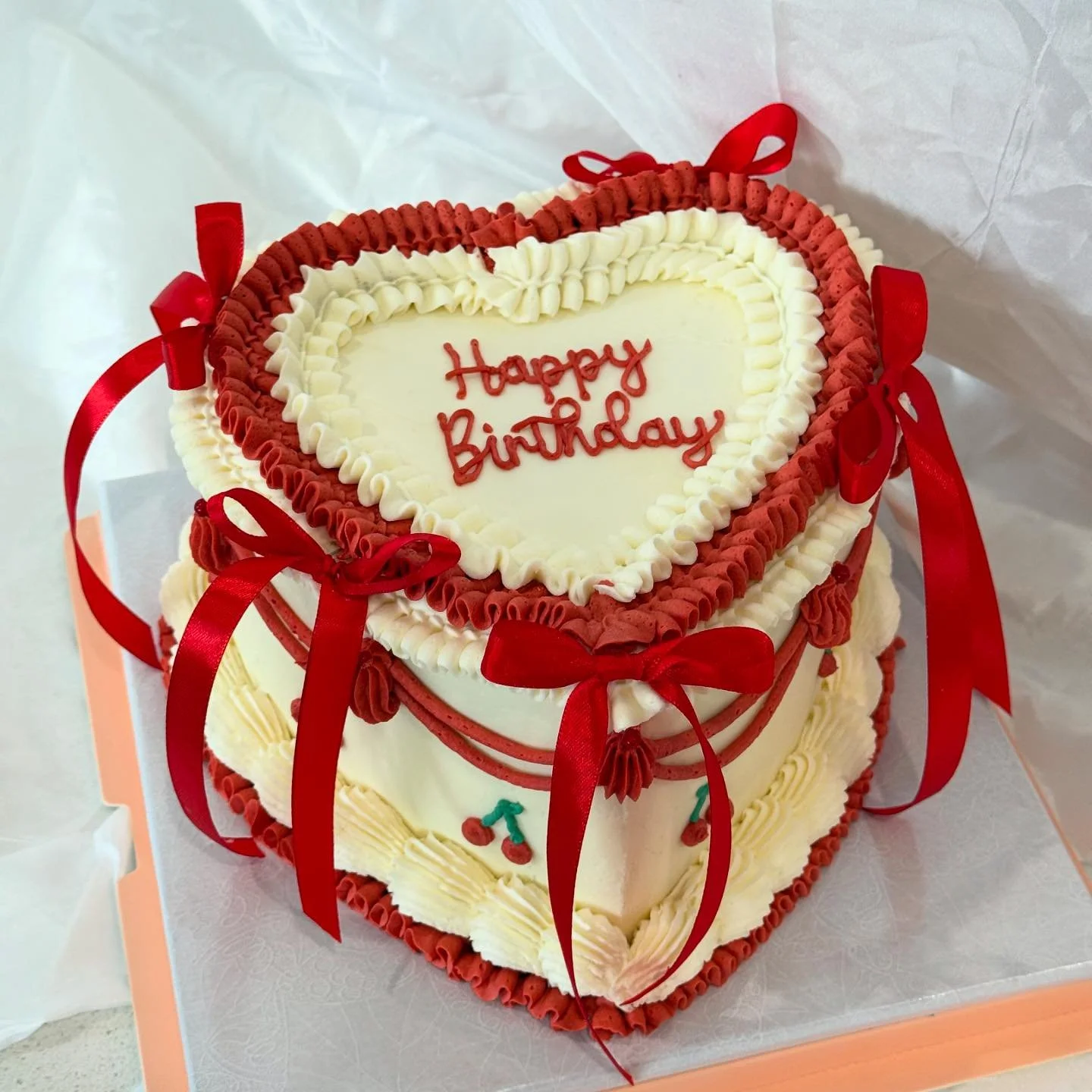 🍒 l don&rsquo;t think I will ever get bored of vintage heart cakes&hellip;. Each one is so unique and fun 

🍒 Order Now Link in Bio 

#deliciousnessbakery #vintageheartcake #houstoncake #houstoncake #baker #houston #vintageheartcake #cakenearme #re