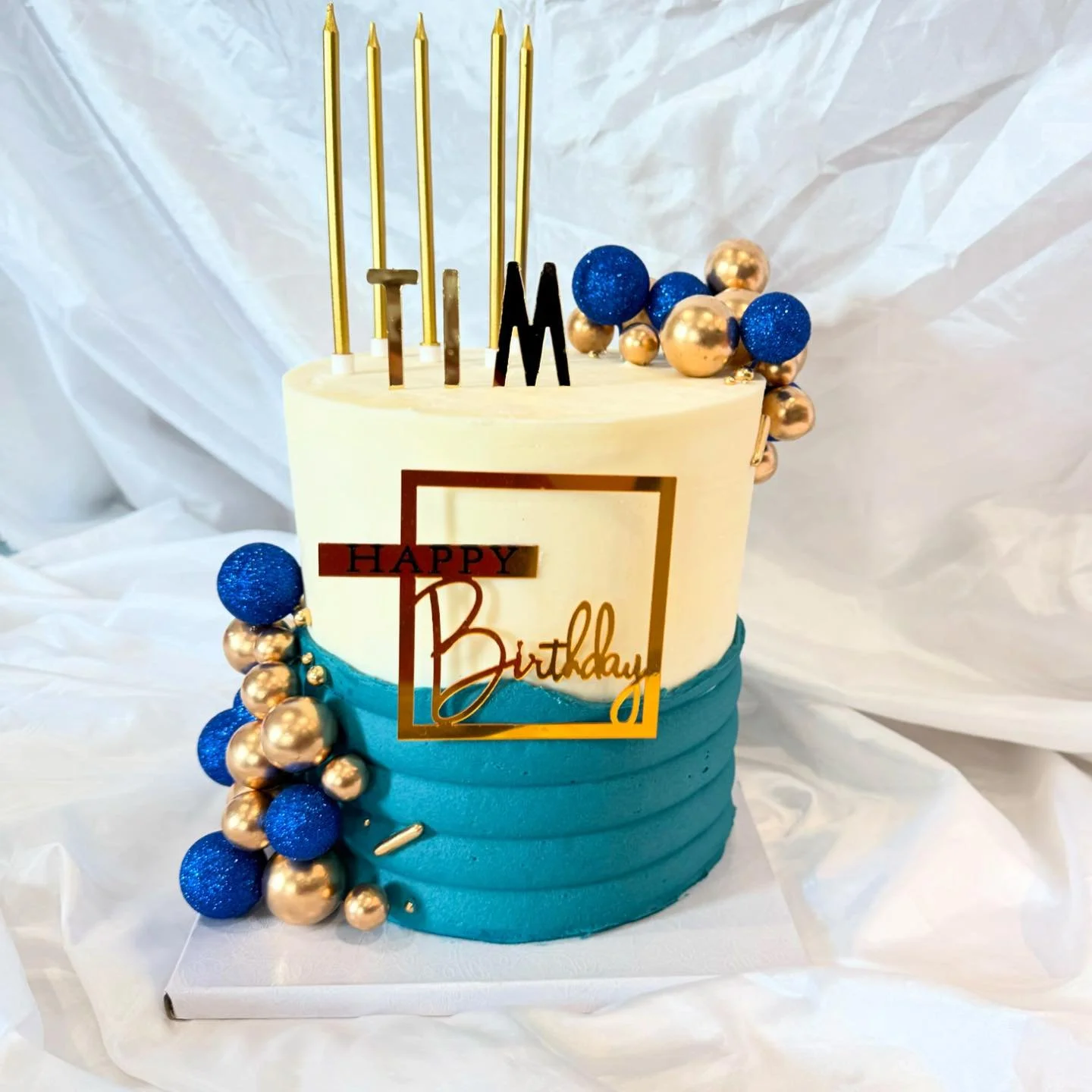 💙 Fit for a gentleman 💙

💙 December booking are now open &amp; filling up fast 💙

#deliciousnessbakery #houstoncakes #menscake #cakesofhouston #homebakery #blueandgoldcake #bakewithme #houstoncustomcakes #houstoncake