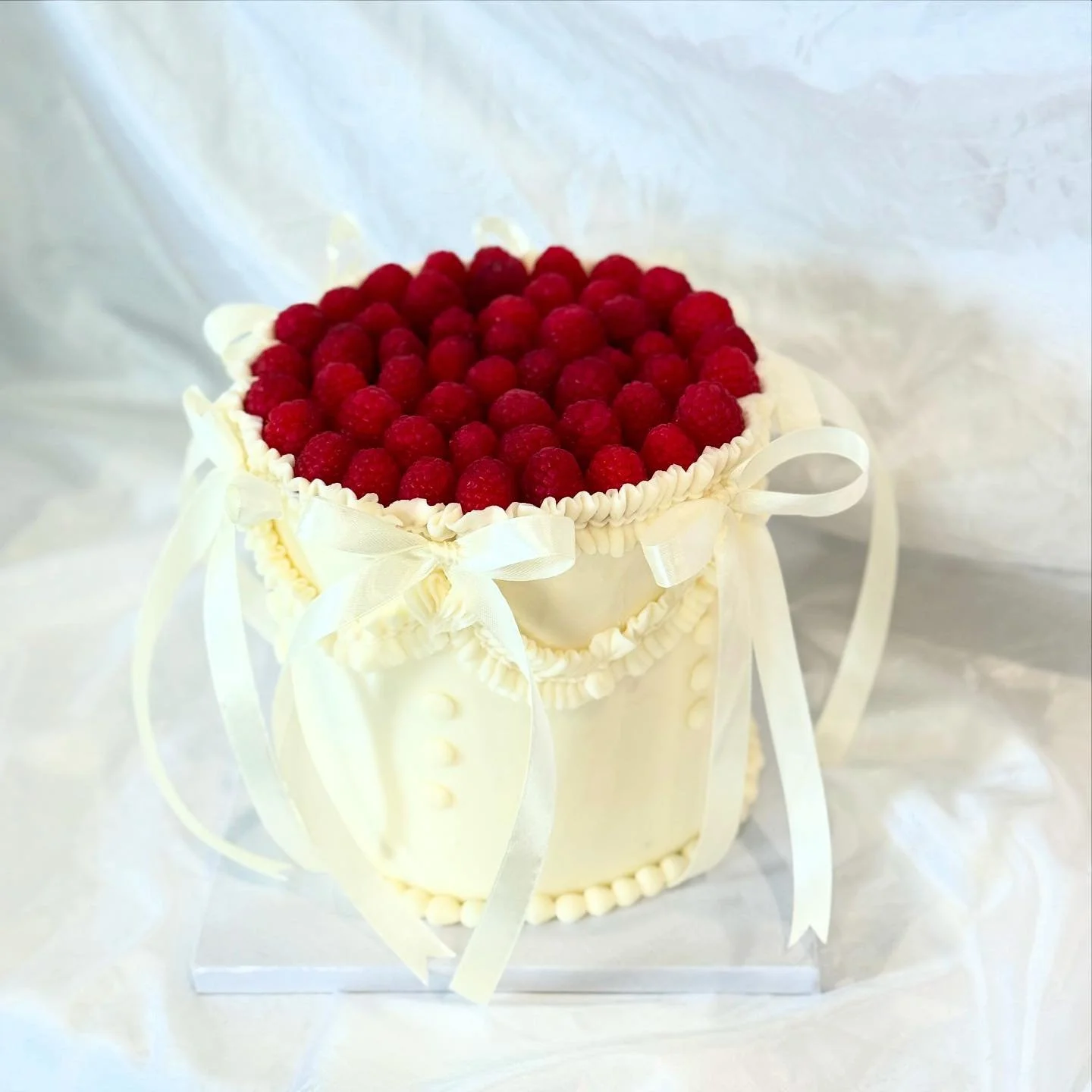 🤍 Classic but stunning 🤍

6inch 3 layer Vanilla Cake filled with berry compote, covered in vanilla buttercream and topped with fresh raspberries 

🤍 ONLY A FEW SPOTS IN DEC LEFT 🤍

#deliciousnessbakery #houstoncakes #vintagecake #customcakes #hou