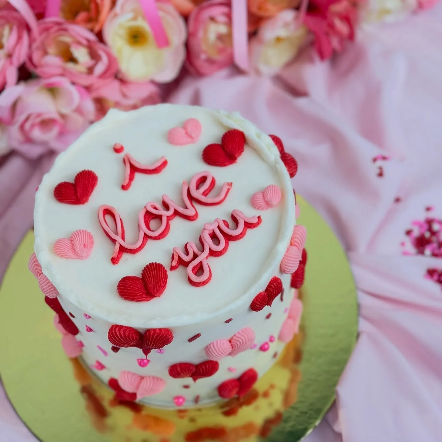 💗&hearts;️ I love this cake &hearts;️💗

i&rsquo;m obsessed with the colors on this cake! 
What&rsquo;s your favorite combo? 

#deliciousnessbakery #vintageheartcake #isitcake #summercakeidea #houstoncake #customcakesofhouston #customcakes  #goldcak