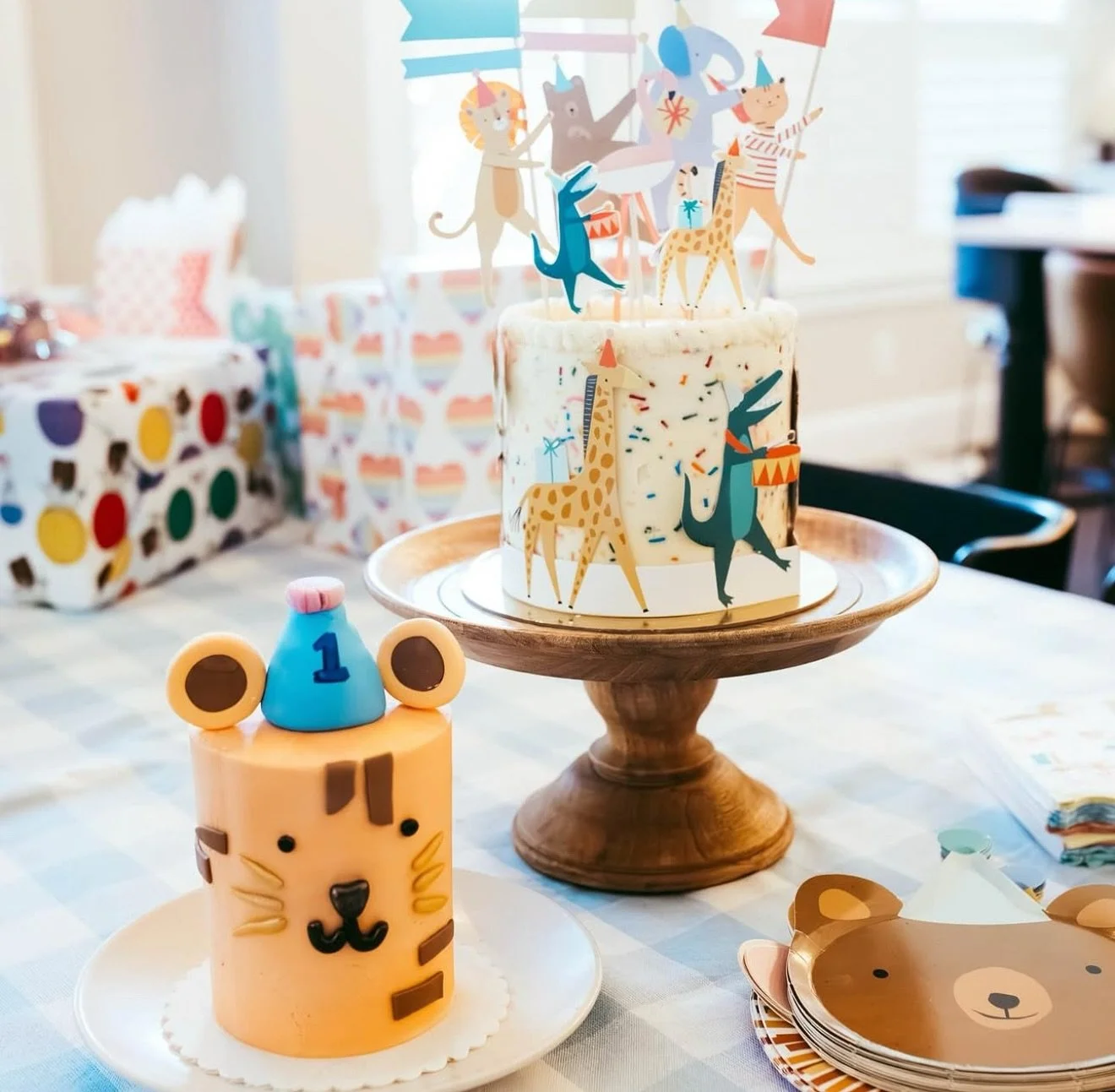 Thursday Throwback 🦒

When you clients take the most stunning photos! 🐅 🎈 

Custom smash cake &amp; a signature fun fetti cakes. 

⭐️ ORDER NOW - link in bio ⭐️

#deliciousnessbakery #houstoncustomcakes #smashcake #1stbirthday #houstoncakes #houst