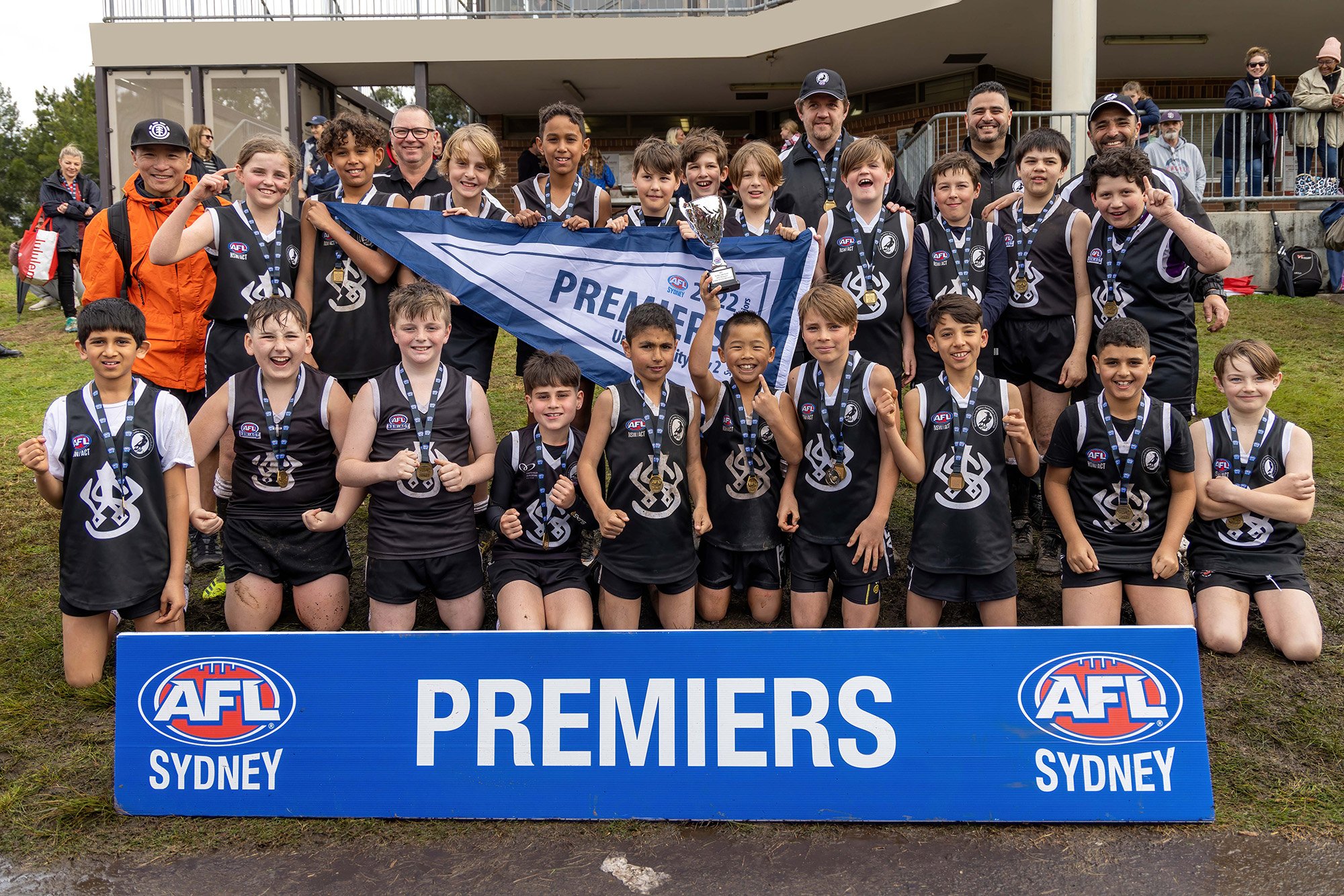 Grand-Final-Wests-juniors-afl-boys-team-premier-flag.jpg