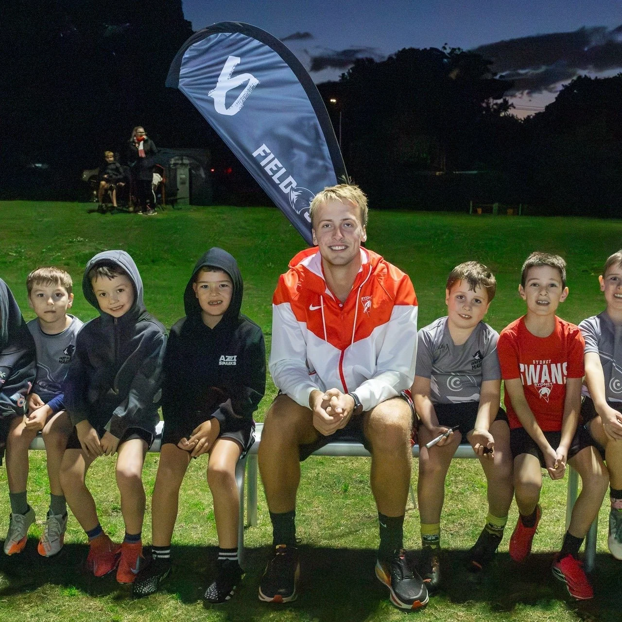 Swans in the house! 🦢✨ Incredible scenes at training last week as our juniors got to rub shoulders with their Sydney Swans heroes. Autographs, high-fives, and lifelong memories made! 🖤🤍❤️

Thanks to @natsportsmedia  or capturing the memories. 📸

