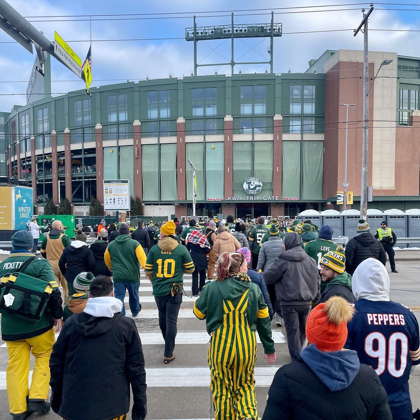 this is the closest I&rsquo;ve been to a Packers game. one day I&rsquo;ll make it, but its a work day for me across the street. 

#onlocation #photographer #Wisconsinlife #midwest #commercialphotography #worktravel #GreenBay #gopackgo #wereintheplayo