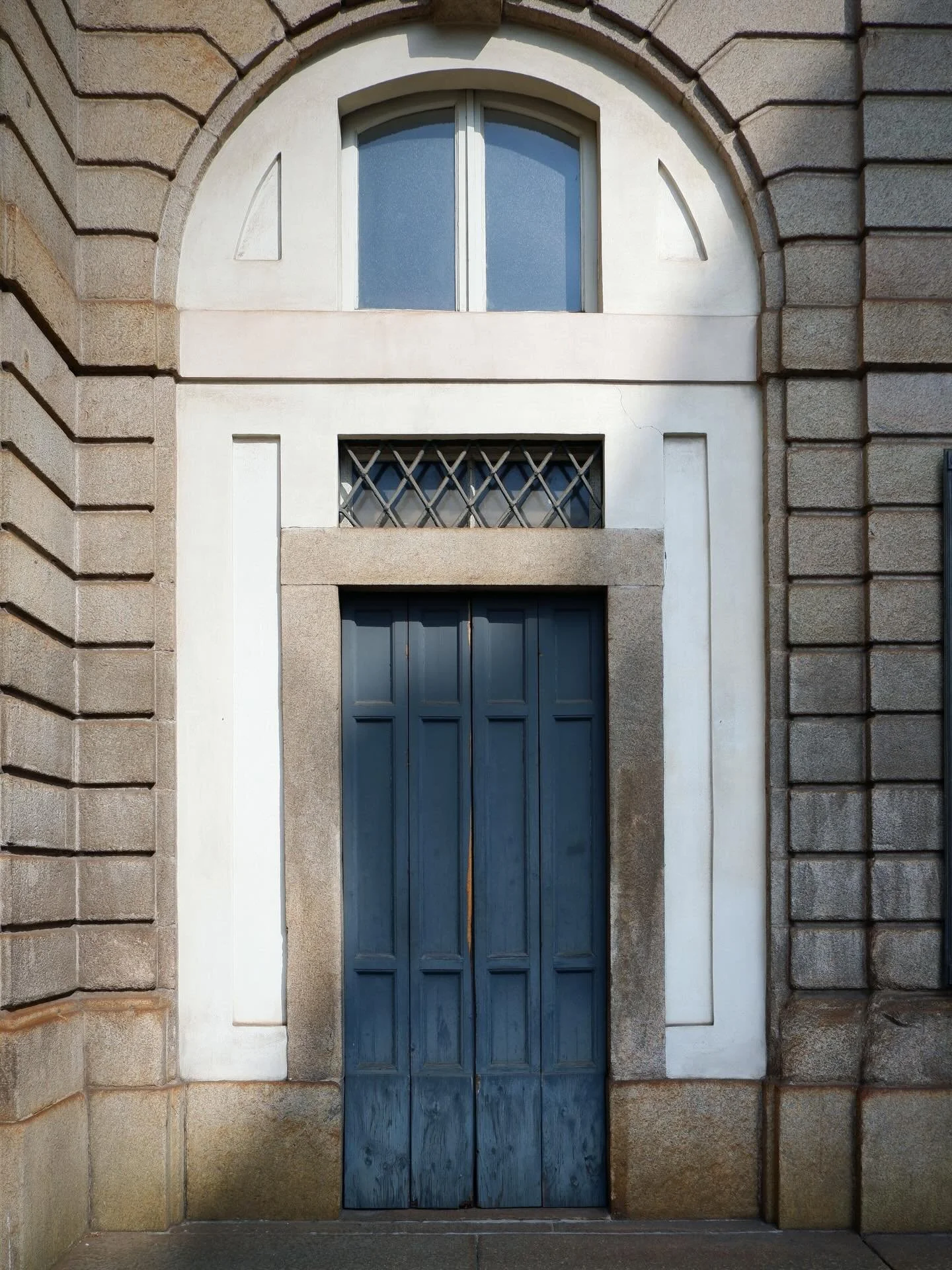 The doorways of Milano from my week commuting to work. 

#angelamorganphoto #travelphotography #travelMilan #frontdoor #comeandknockonmydoor