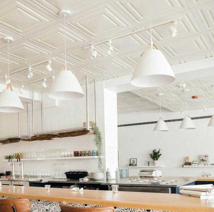 The best dining experiences don’t happen under a uniform wash of overhead light. It’s all about balance.
๐ธ Ambient Light sets the overall glow, so the space feels inviting.
๐ธ Directional Light – Focuses attention where it matters